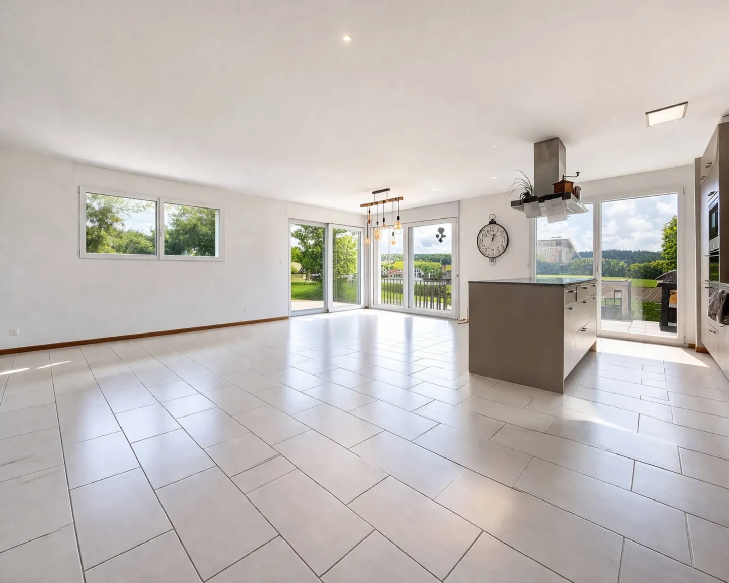 Spacious Apartment with Garden - Photo 4 of 13