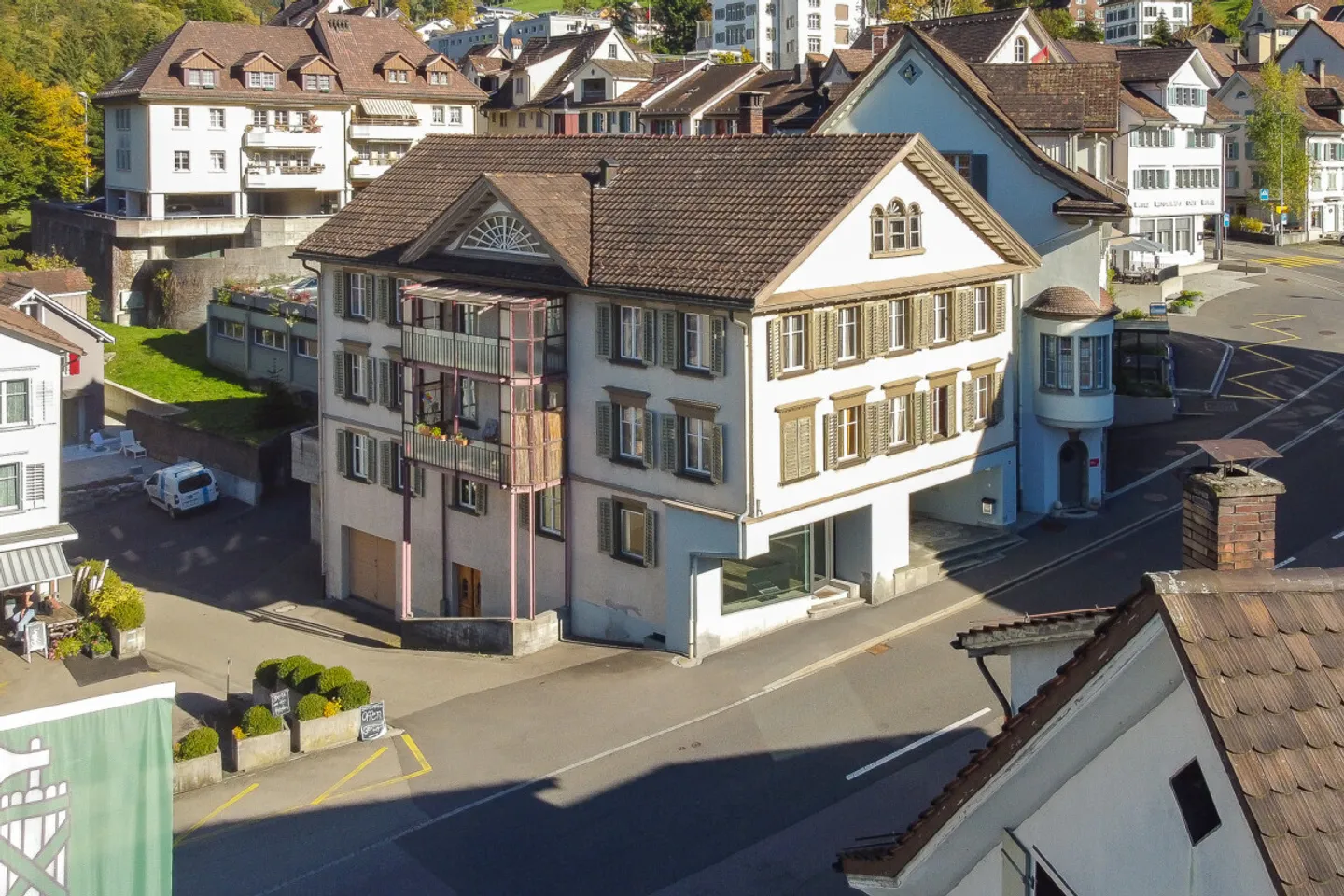 Maison multifamiliale avec espace commercial ? Central et rentable - Photo 1 sur 13