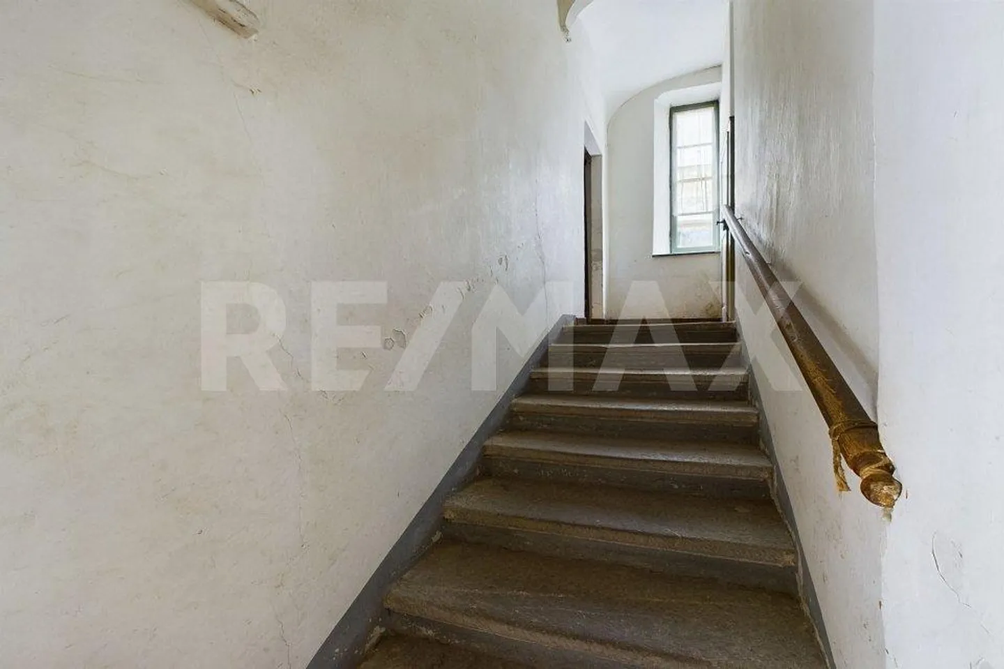 Antico domicilio con soffitta e piccolo cortile/giardino, da ristrutturare - Foto 3 di 10