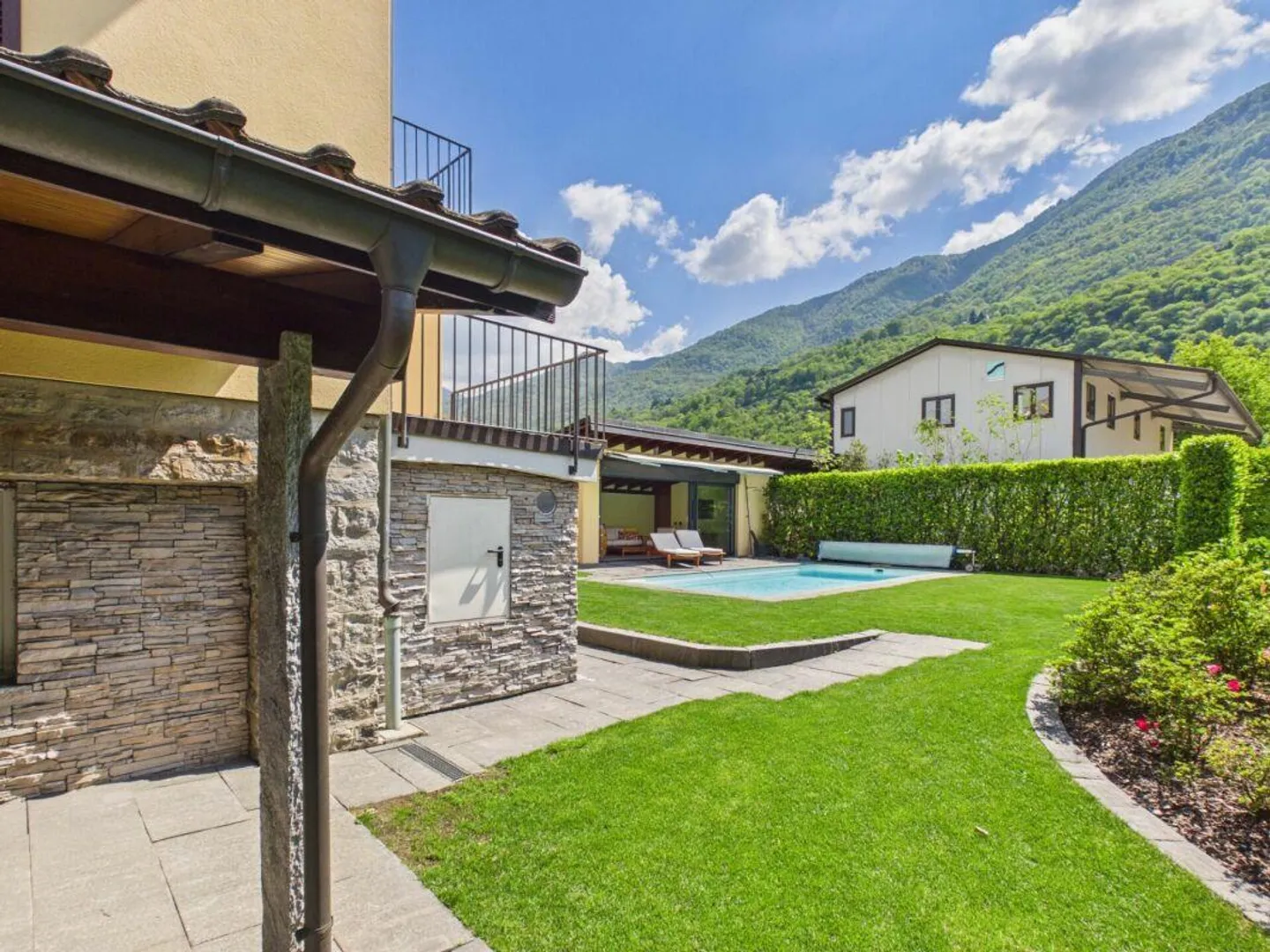 Elegant single-family house with large garden and swimming pool - Photo 4 of 22