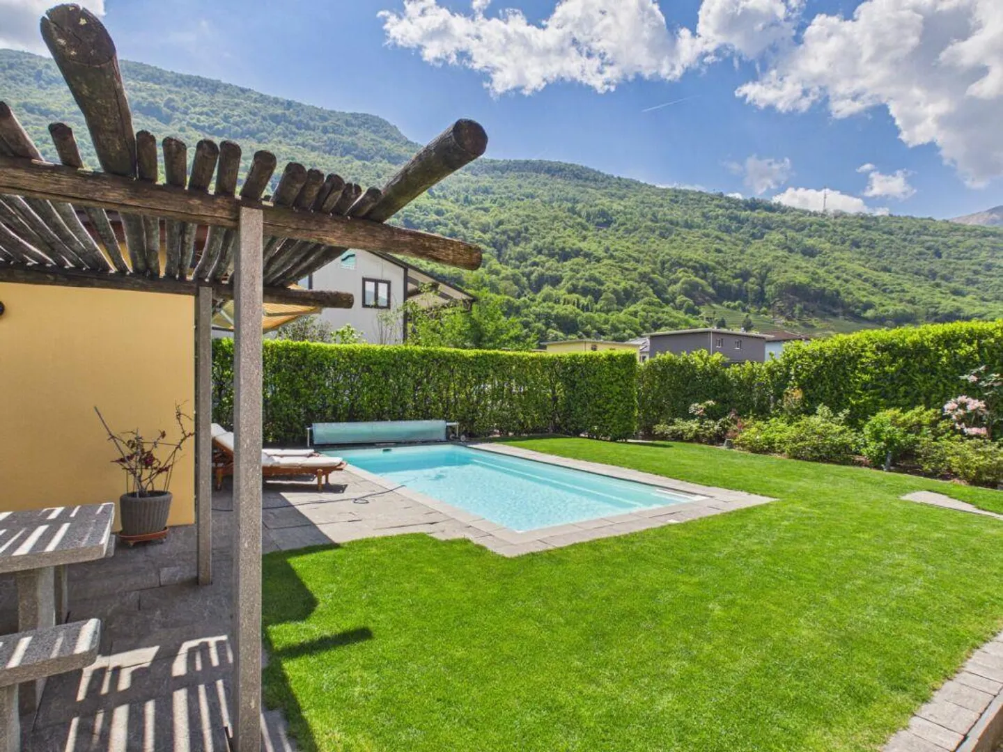 Elegant single-family house with large garden and swimming pool - Photo 5 of 22