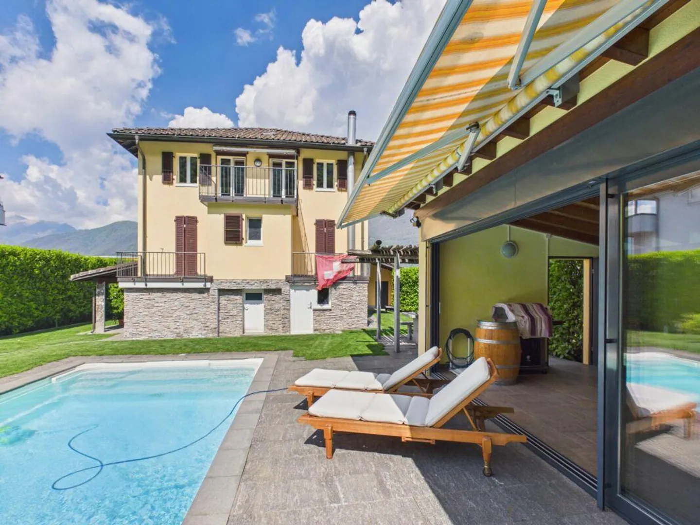 Elegant single-family house with large garden and swimming pool - Photo 8 of 22