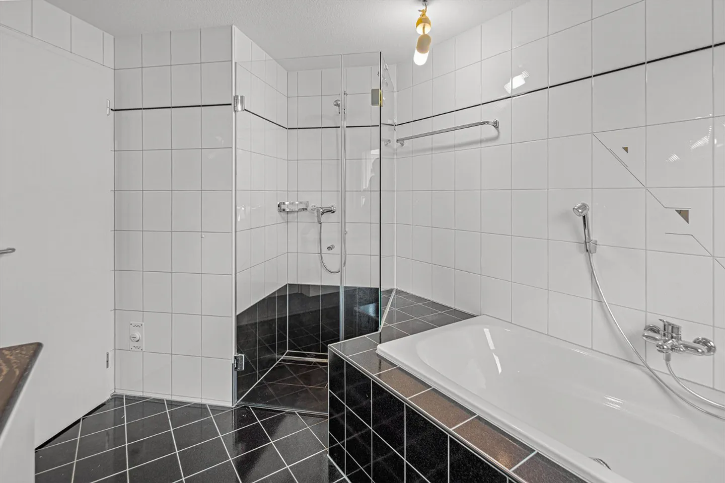 Maison familiale jumelée avec appartement et grenier aménagé - Photo 10 sur 13