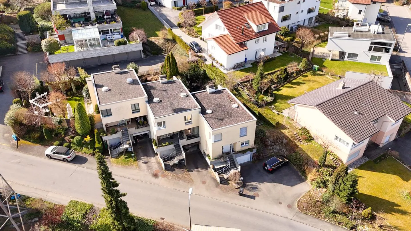 Maison individuelle en rangée de 6,5 pièces rénovée avec style - Photo 1 sur 26