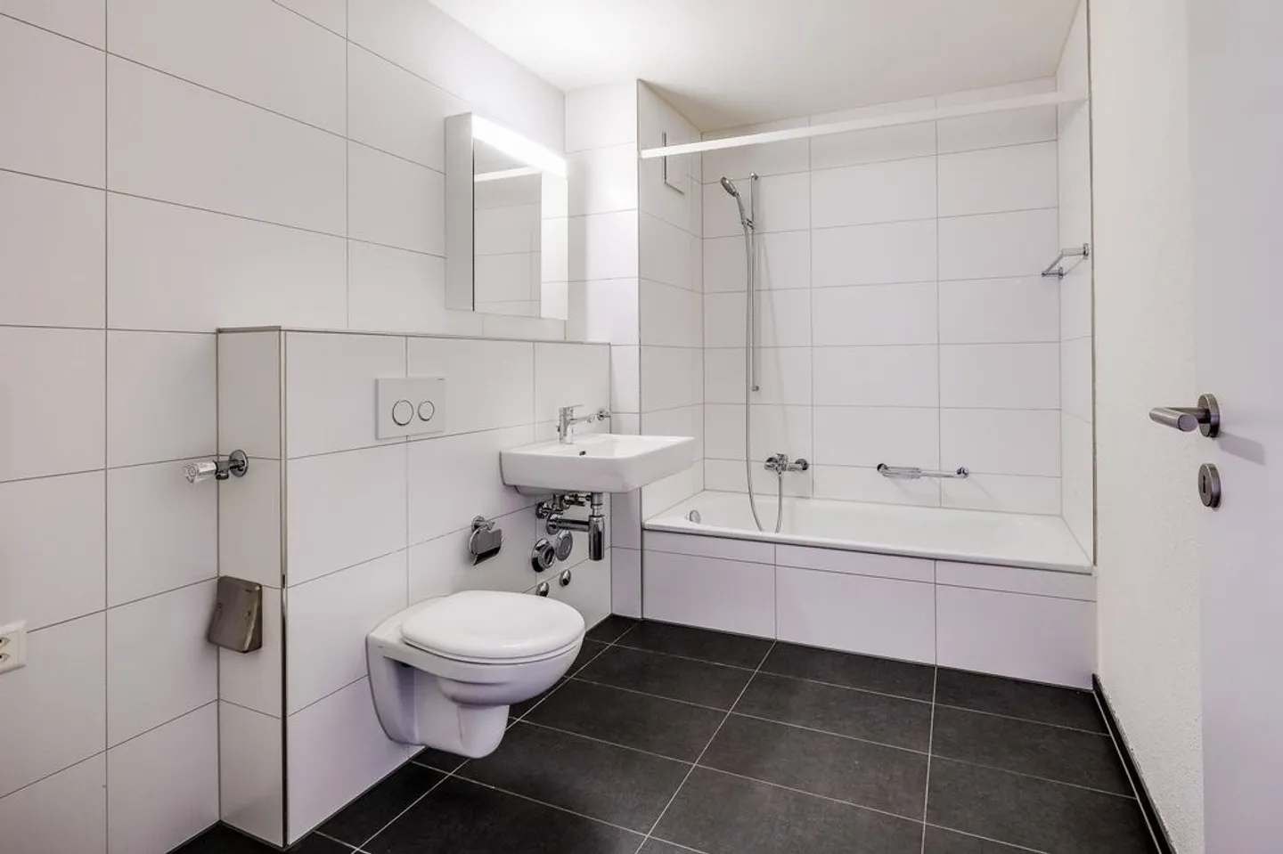 Appartement en attique baigné de lumière qui ne laisse guère de souhaits inassouvis - Photo 3 sur 7