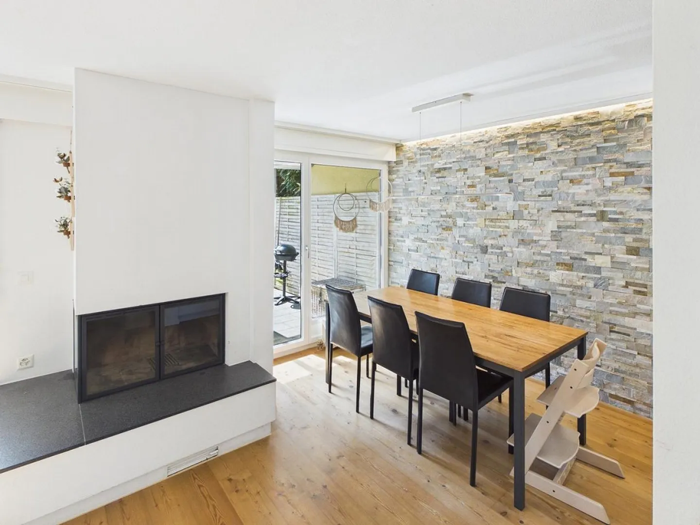 Maison individuelle en rangée de 6,5 pièces rénovée avec style - Photo 4 sur 26
