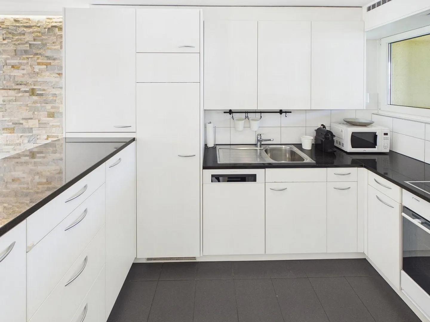 Maison individuelle en rangée de 6,5 pièces rénovée avec style - Photo 5 sur 26