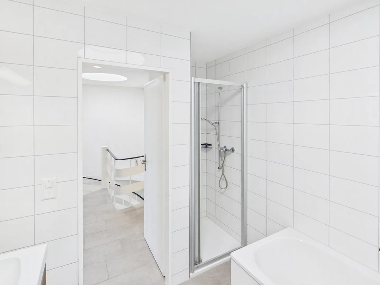 Maison individuelle en rangée de 6,5 pièces rénovée avec style - Photo 9 sur 26