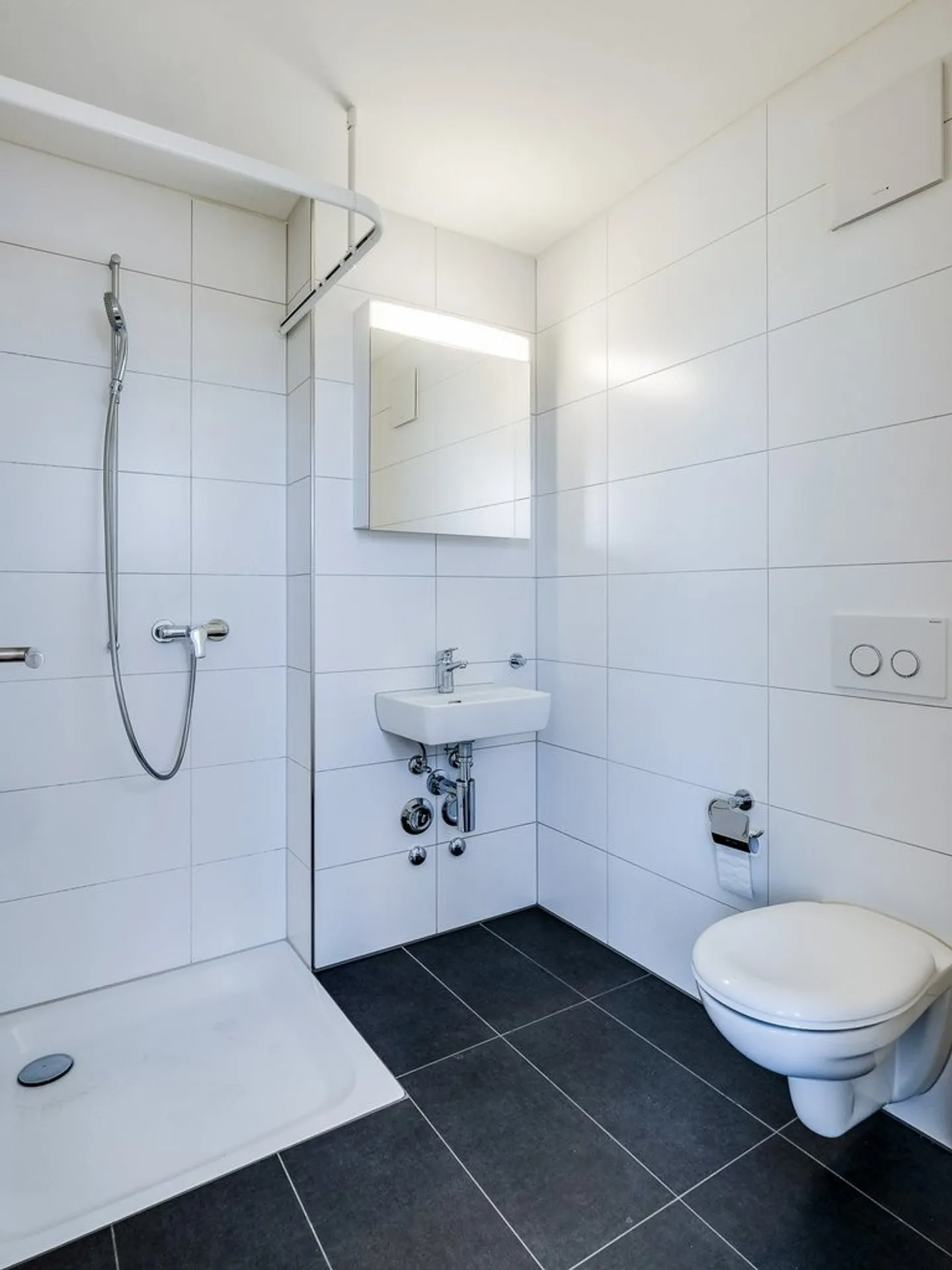 Appartement en attique baigné de lumière qui ne laisse guère de souhaits inassouvis - Photo 4 sur 7