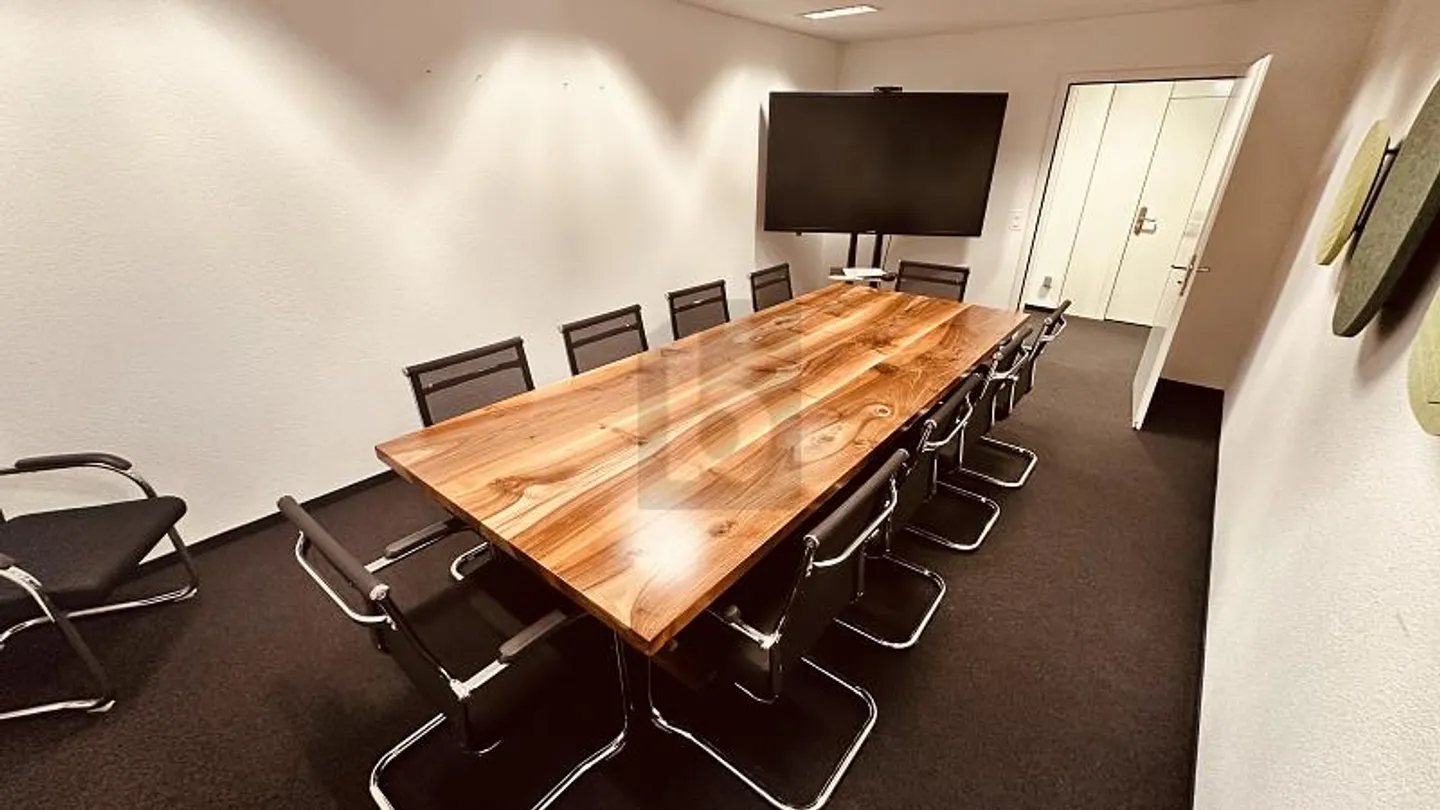 LIGHT-FLOODED, SPACIOUS, IN THE MIDDLE OF THE CITY - Photo 3 of 6