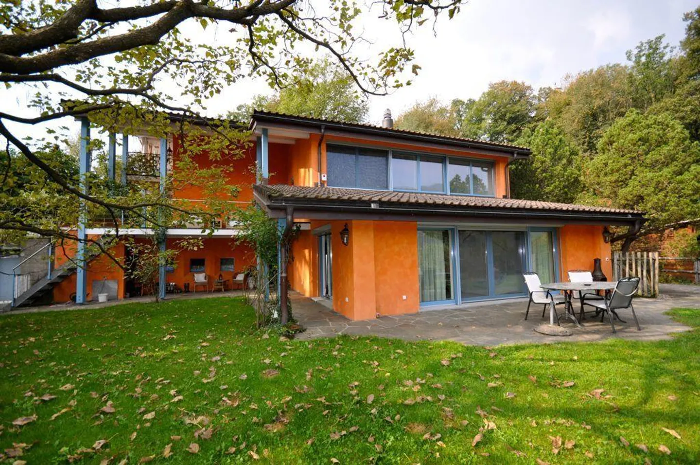Landhaus Eingebettet in Grün mit Pool und Stallungen in Origlio - Foto 1 von 14