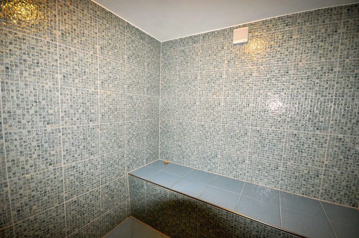 Landhaus Eingebettet in Grün mit Pool und Stallungen in Origlio - Foto 12 von 14
