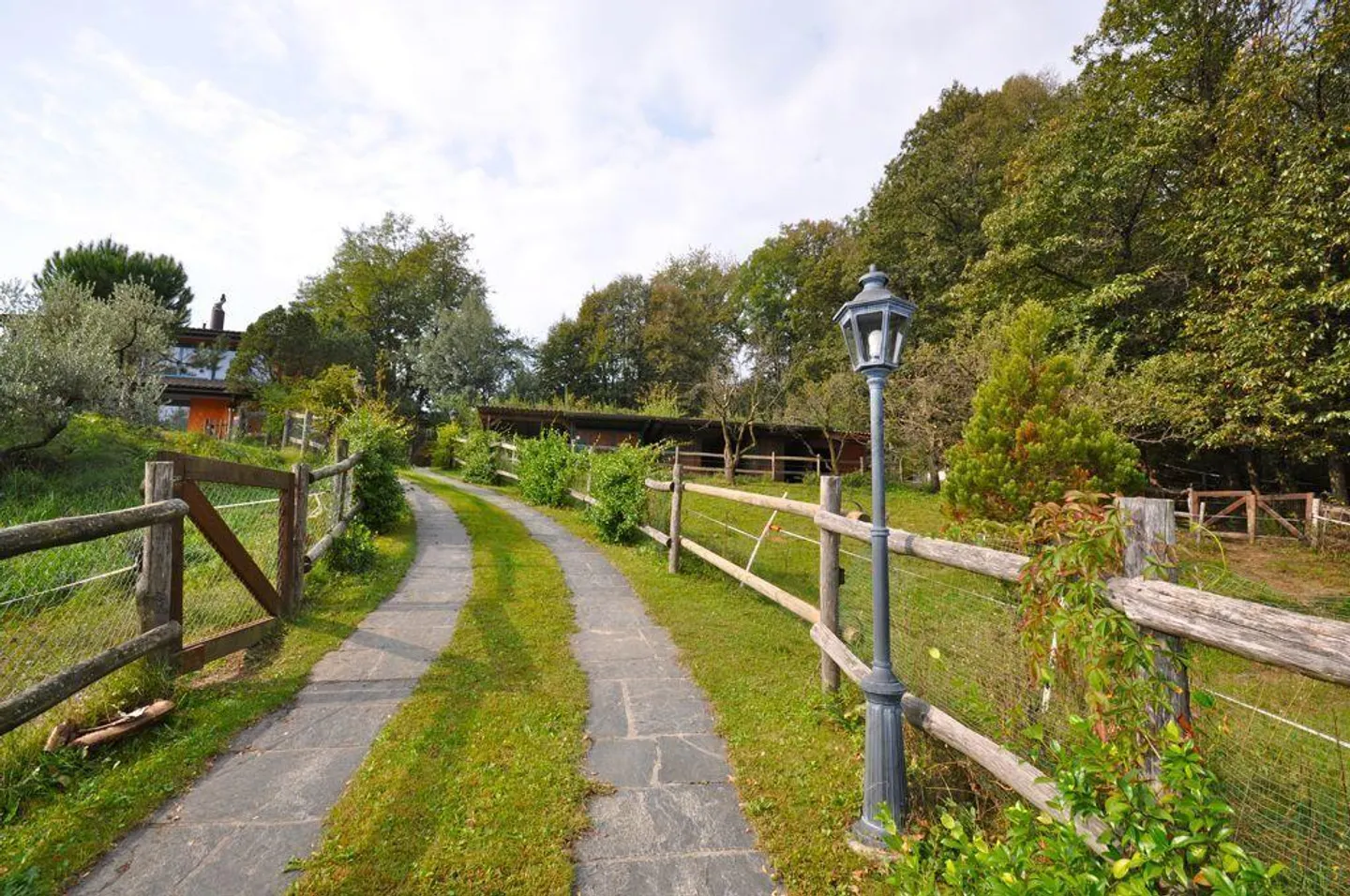 Landhaus Eingebettet in Grün mit Pool und Stallungen in Origlio - Foto 14 von 14