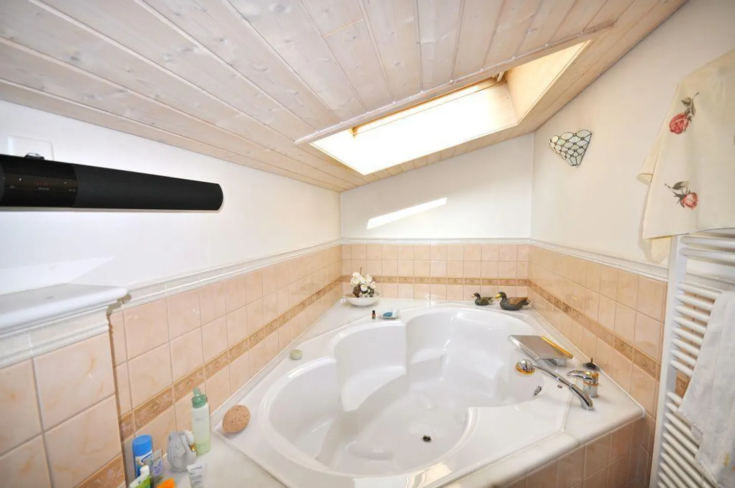 Landhaus Eingebettet in Grün mit Pool und Stallungen in Origlio - Foto 11 von 14