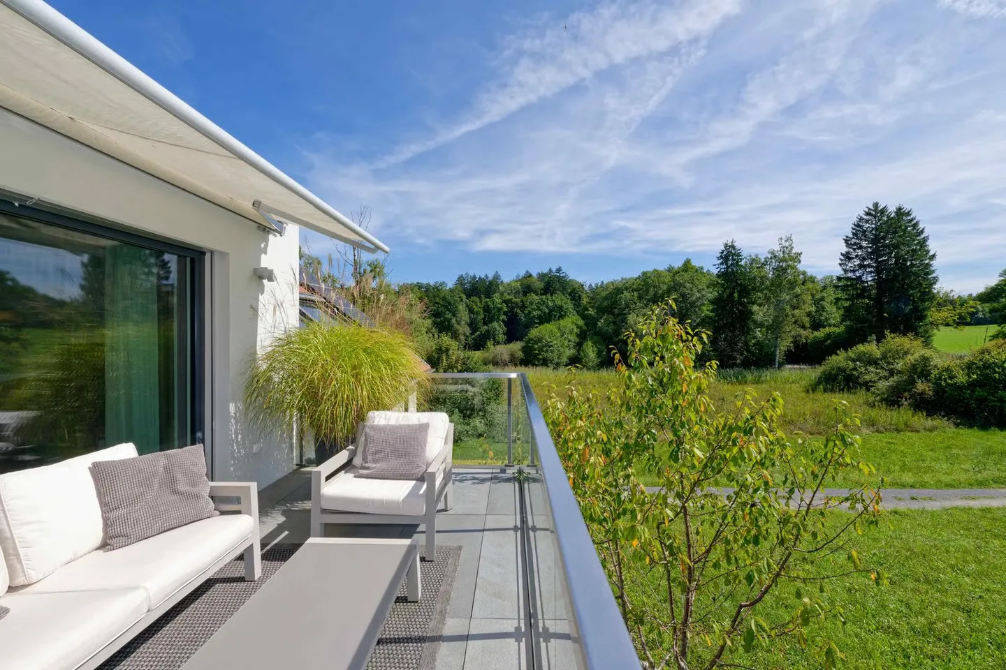 166 m² Wohnraum mit zwei Terrassen und freiem Blick ins Grüne - Foto 1 di 12