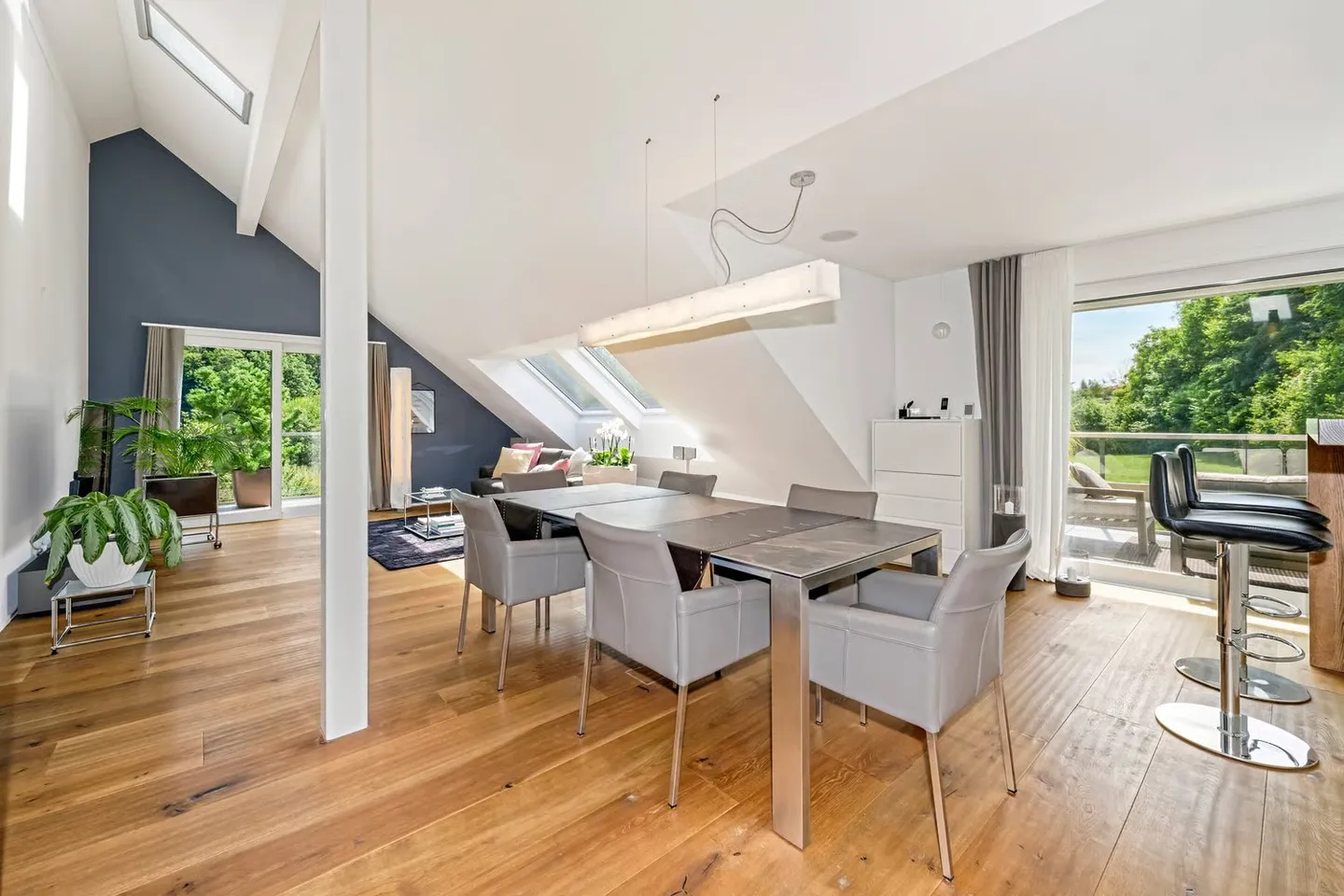 166 m² Wohnraum mit zwei Terrassen und freiem Blick ins Grüne - Foto 2 di 12