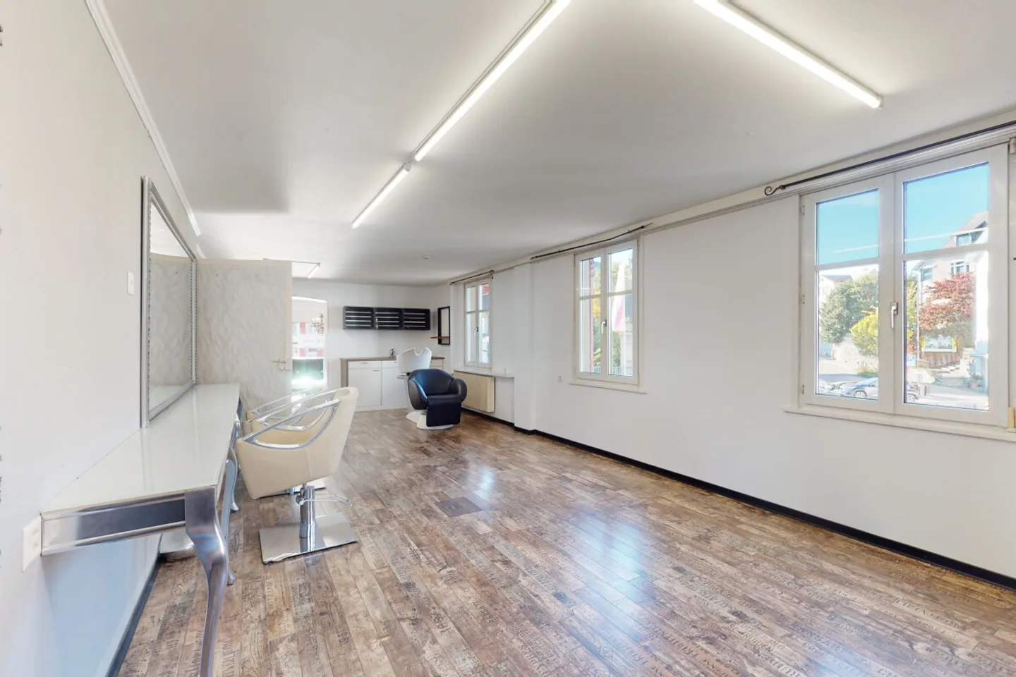 Maison multifamiliale avec espace commercial ? Central et rentable - Photo 2 sur 13