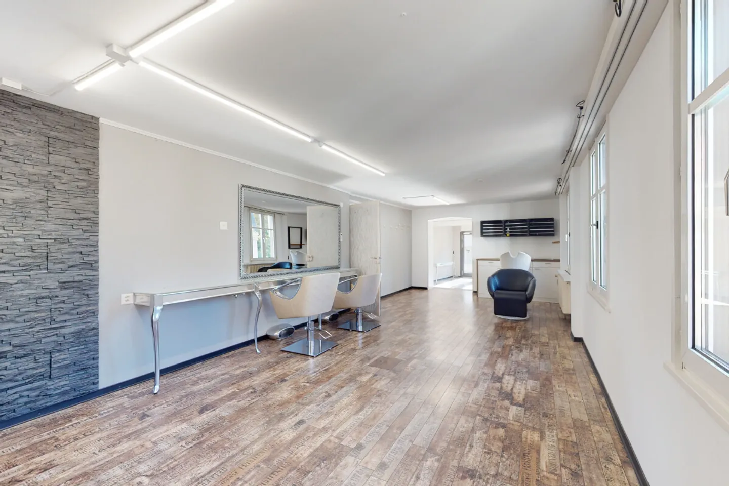 Maison multifamiliale avec espace commercial ? Central et rentable - Photo 3 sur 13