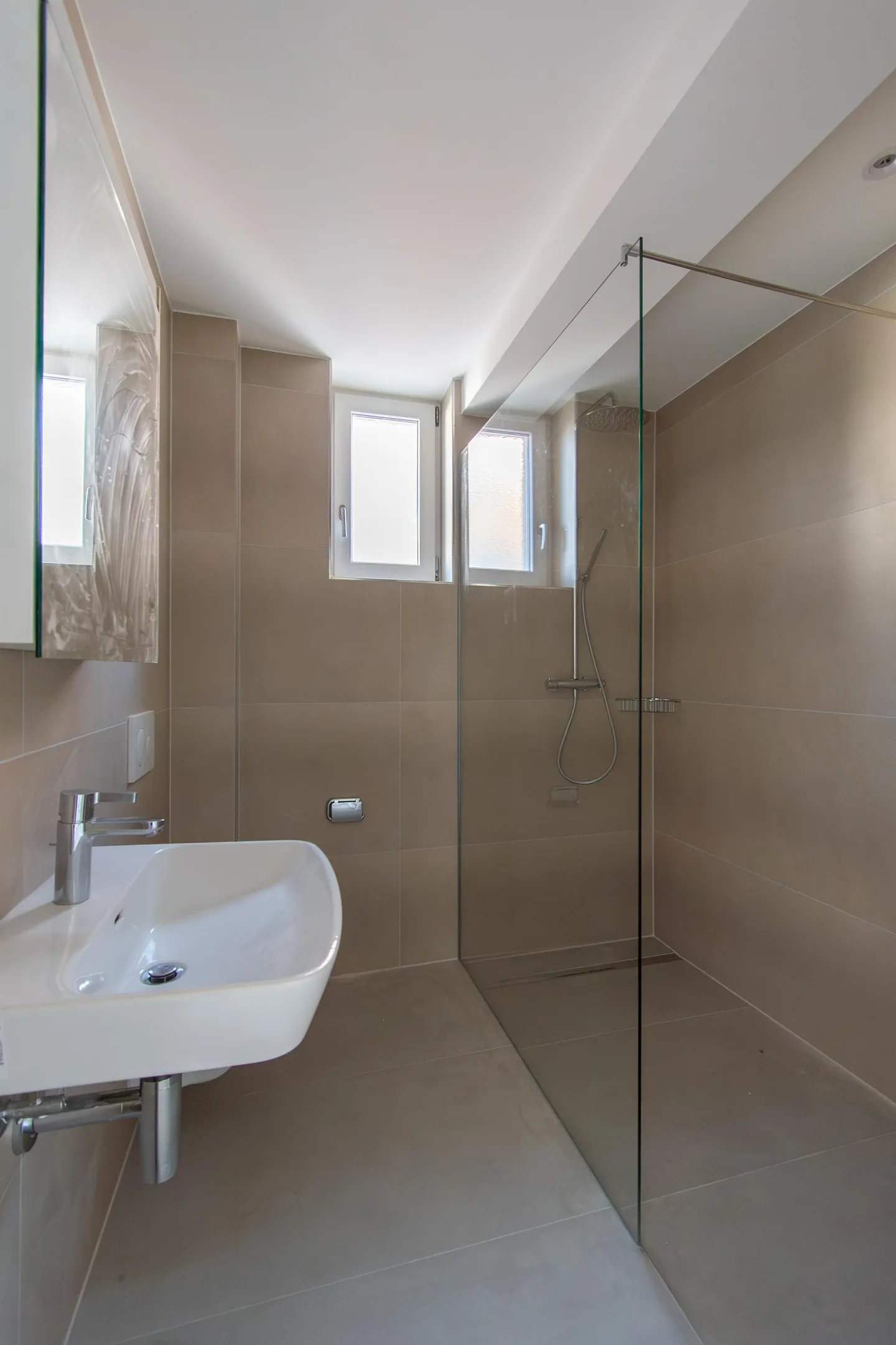 Ampio appartamento ristrutturato di 2,5 locali con balcone - Foto 4 di 12