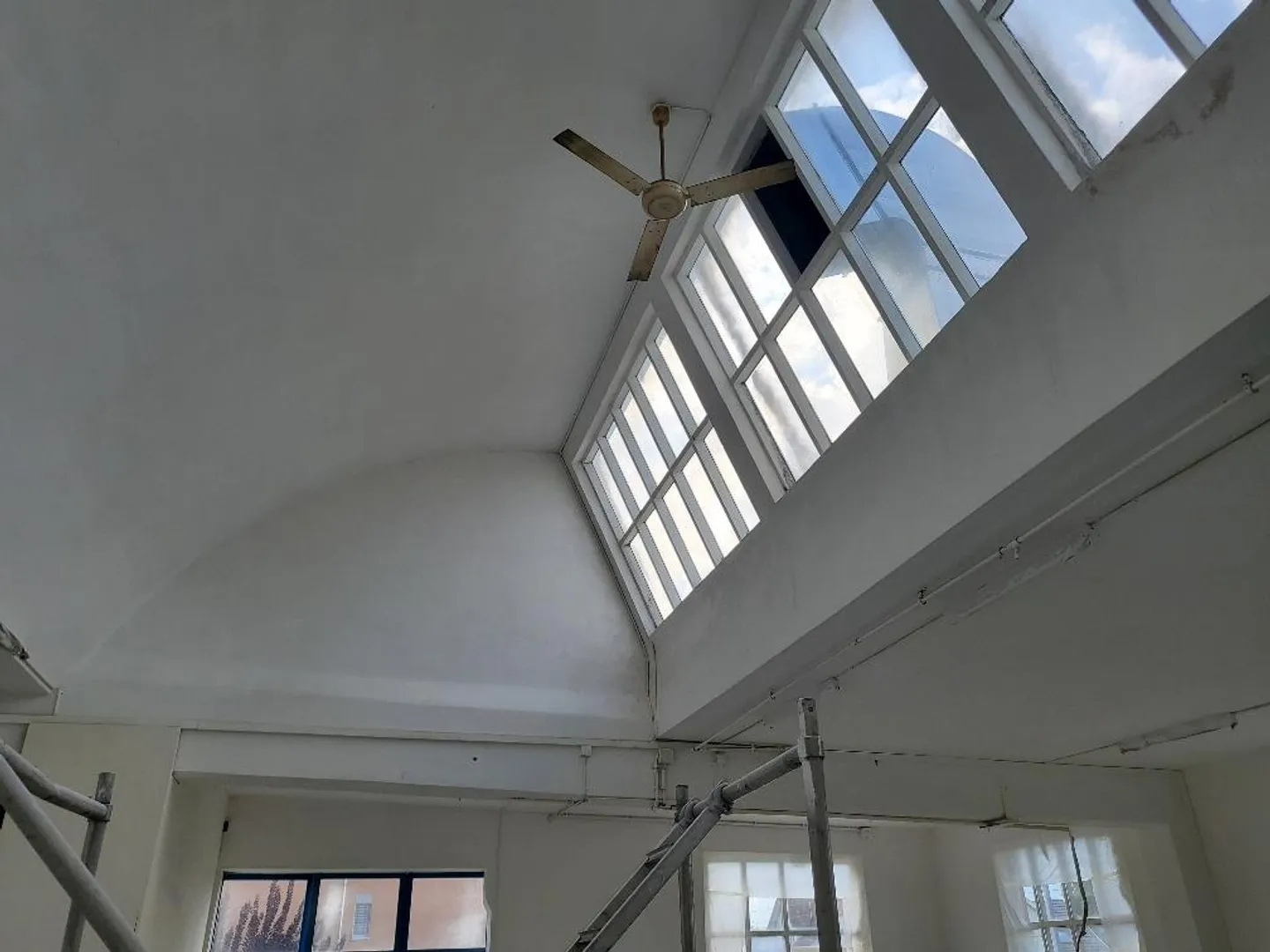 Commercial Hall Storage Workshop Studio Ground Level Accessible approx. 180m2 - Photo 6 of 23