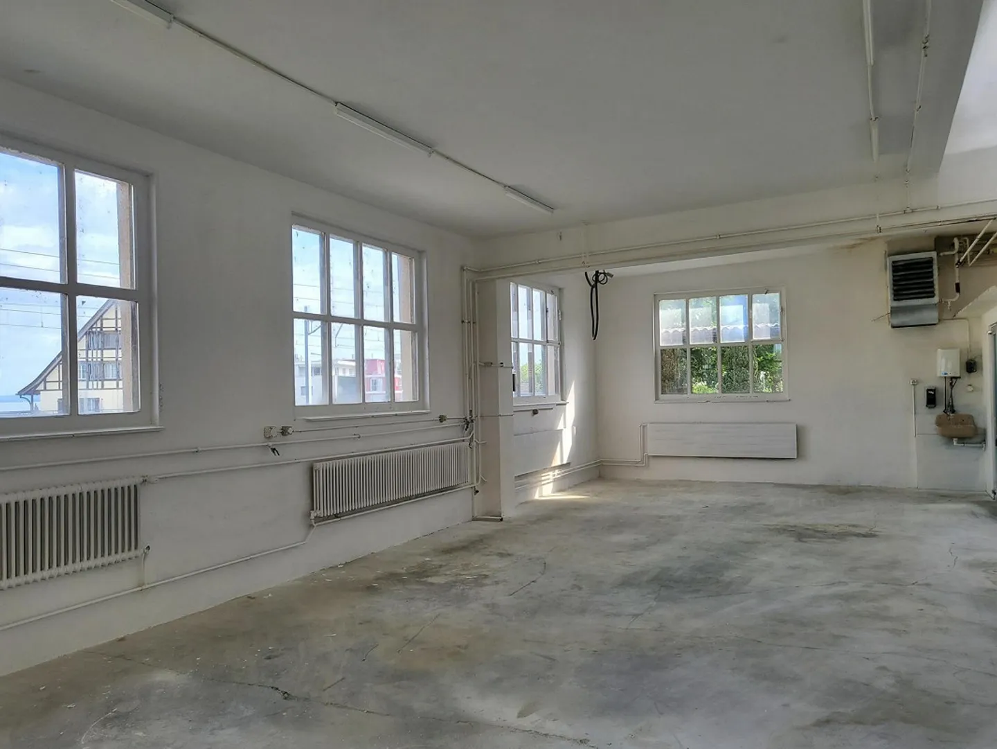 Commercial Hall Storage Workshop Studio Ground Level Accessible approx. 180m2 - Photo 9 of 23