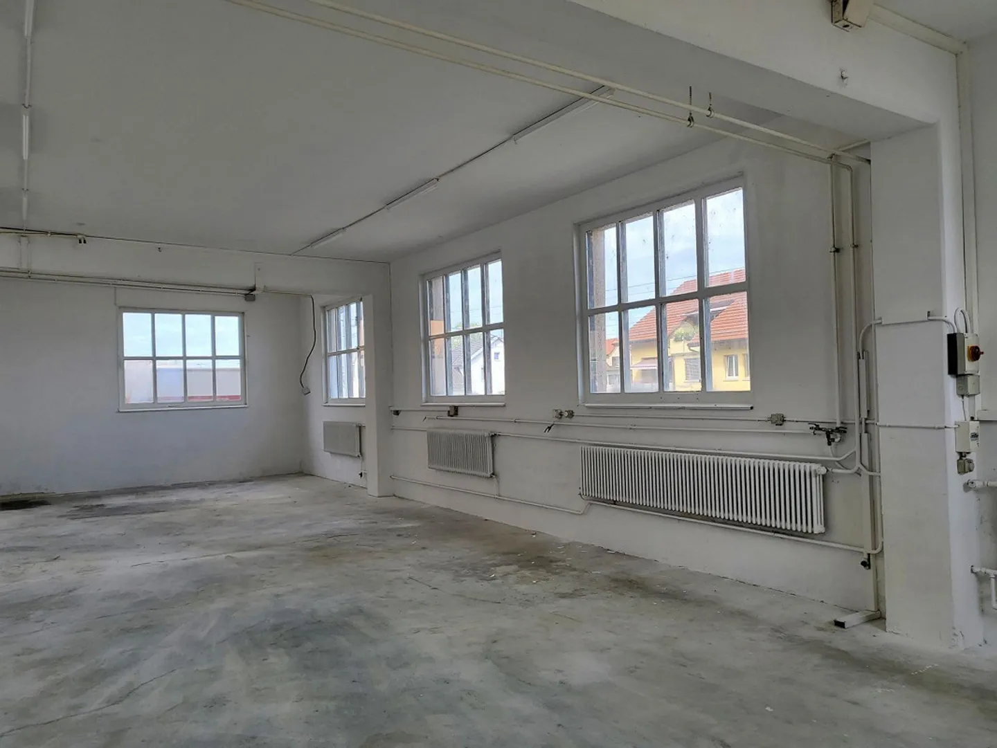 Commercial Hall Storage Workshop Studio Ground Level Accessible approx. 180m2 - Photo 10 of 23