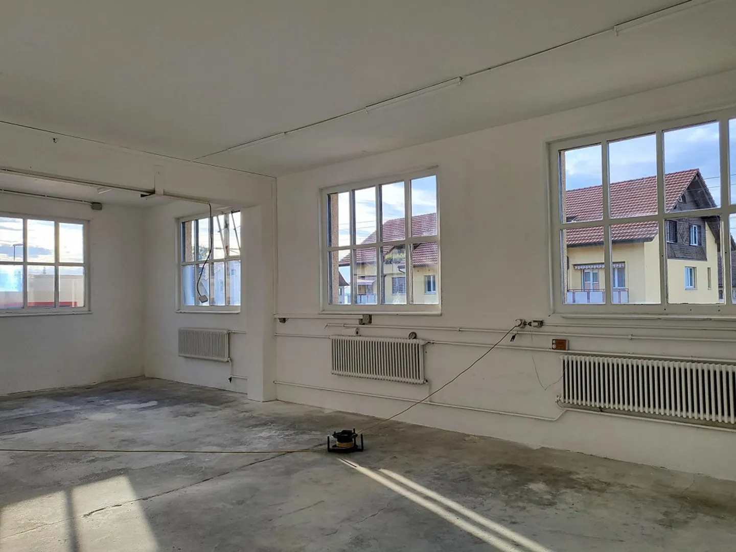 Commercial Hall Storage Workshop Studio Ground Level Accessible approx. 180m2 - Photo 11 of 23