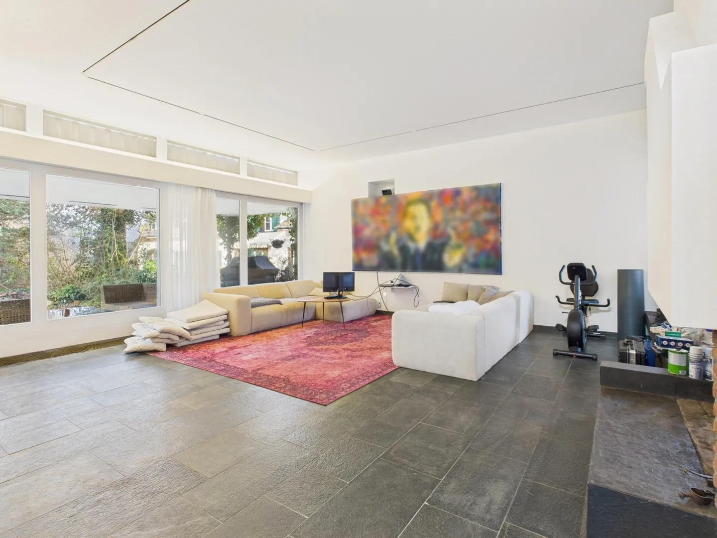 Ampia casa unifamiliare con architettura unica in una tranquilla posizione privilegiata con un grande giardino - Foto 4 di 13