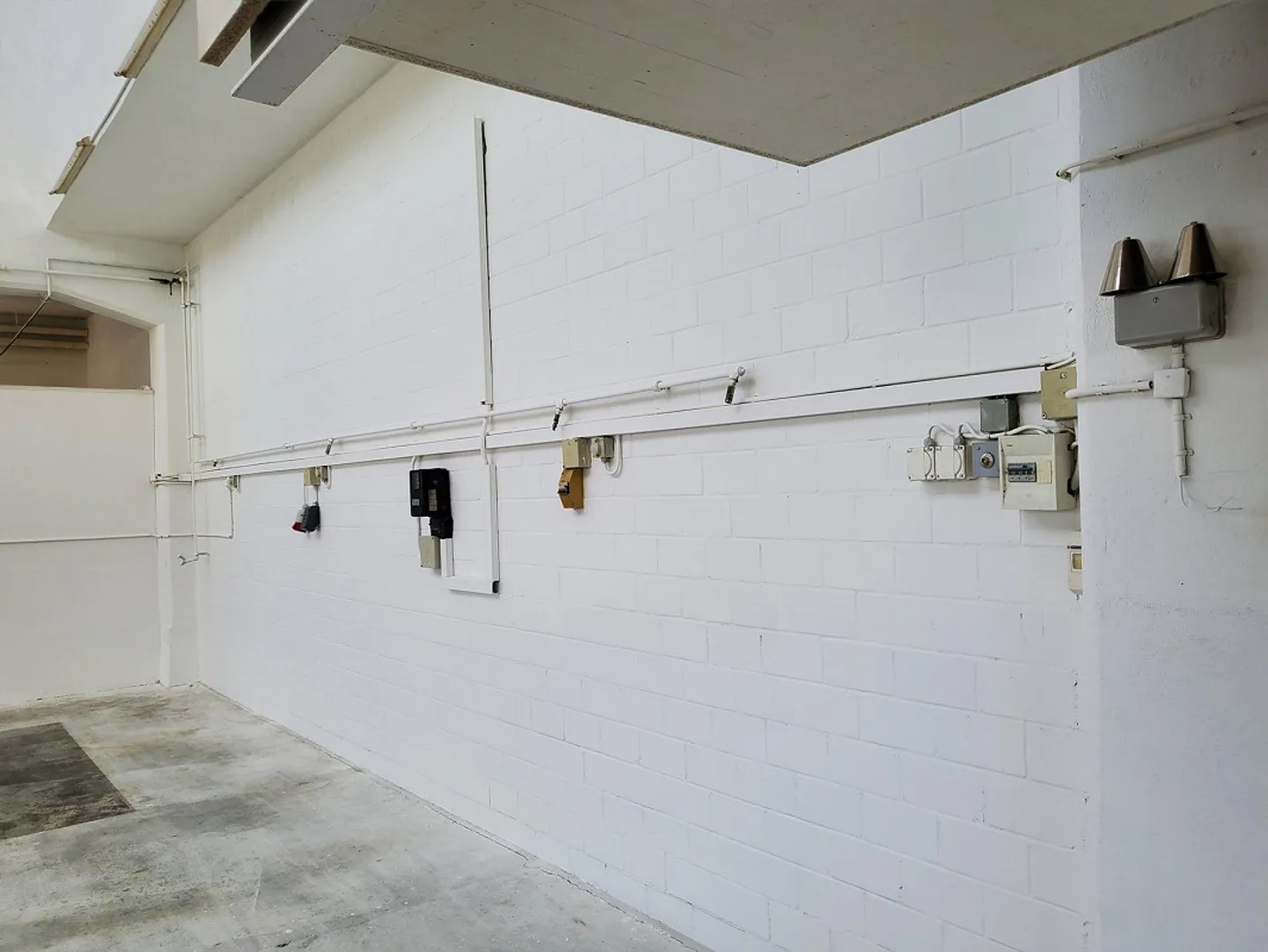 Commercial Hall Storage Workshop Studio Ground Level Accessible approx. 180m2 - Photo 8 of 23