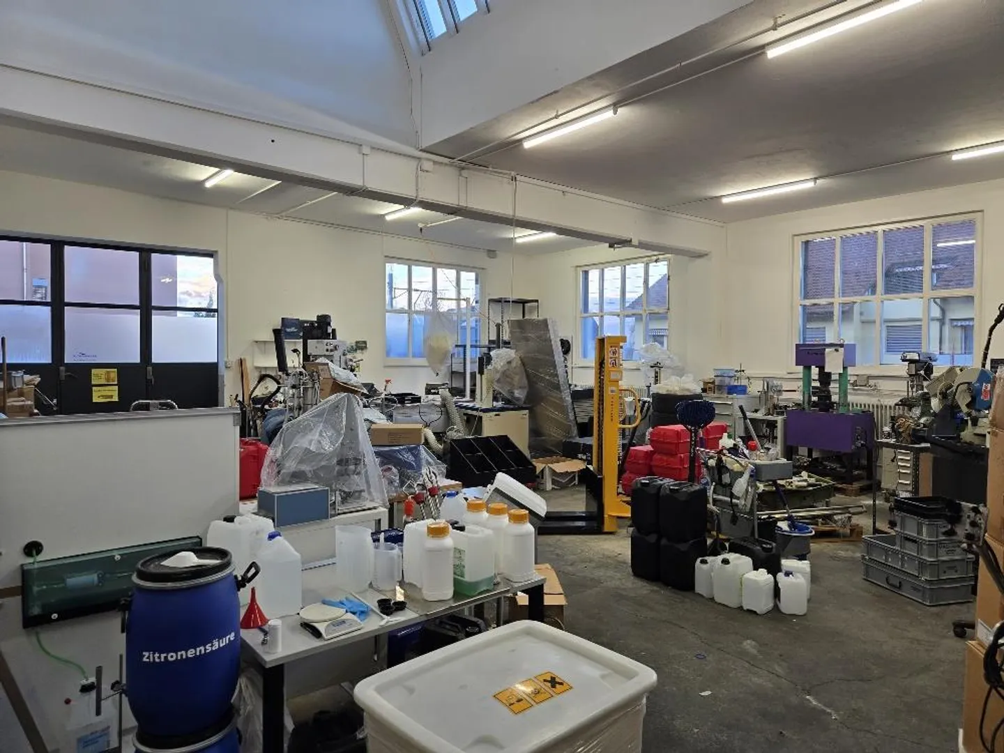 Commercial Hall Storage Workshop Studio Ground Level Accessible approx. 180m2 - Photo 21 of 23