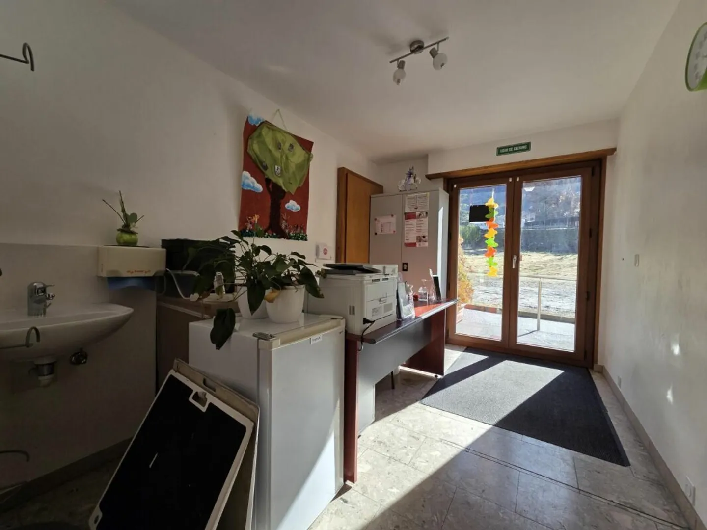 Premises of about 190m2 in the center of Saxon, ideal for medical office - Photo 5 of 9