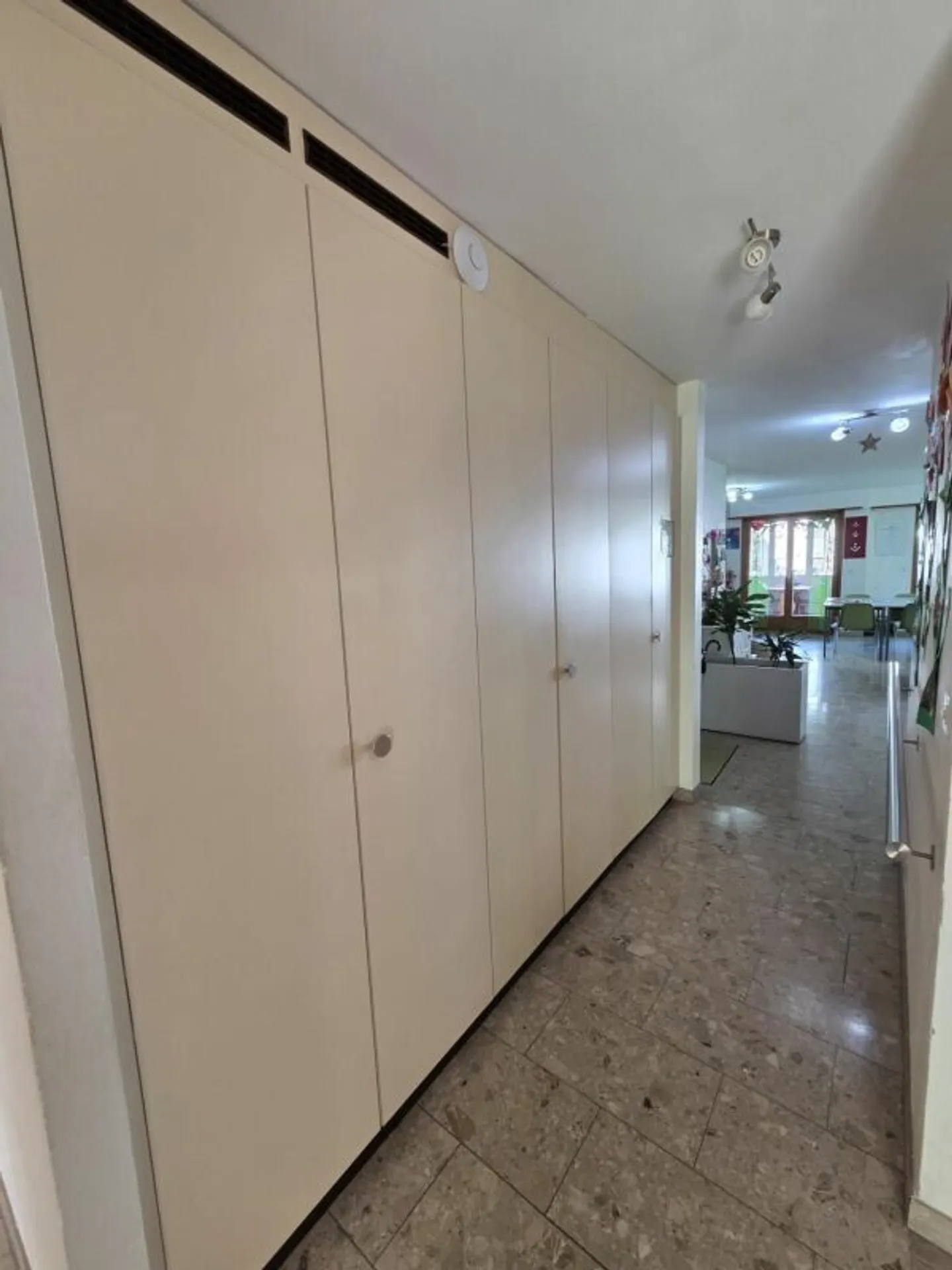 Premises of about 190m2 in the center of Saxon, ideal for medical office - Photo 7 of 9