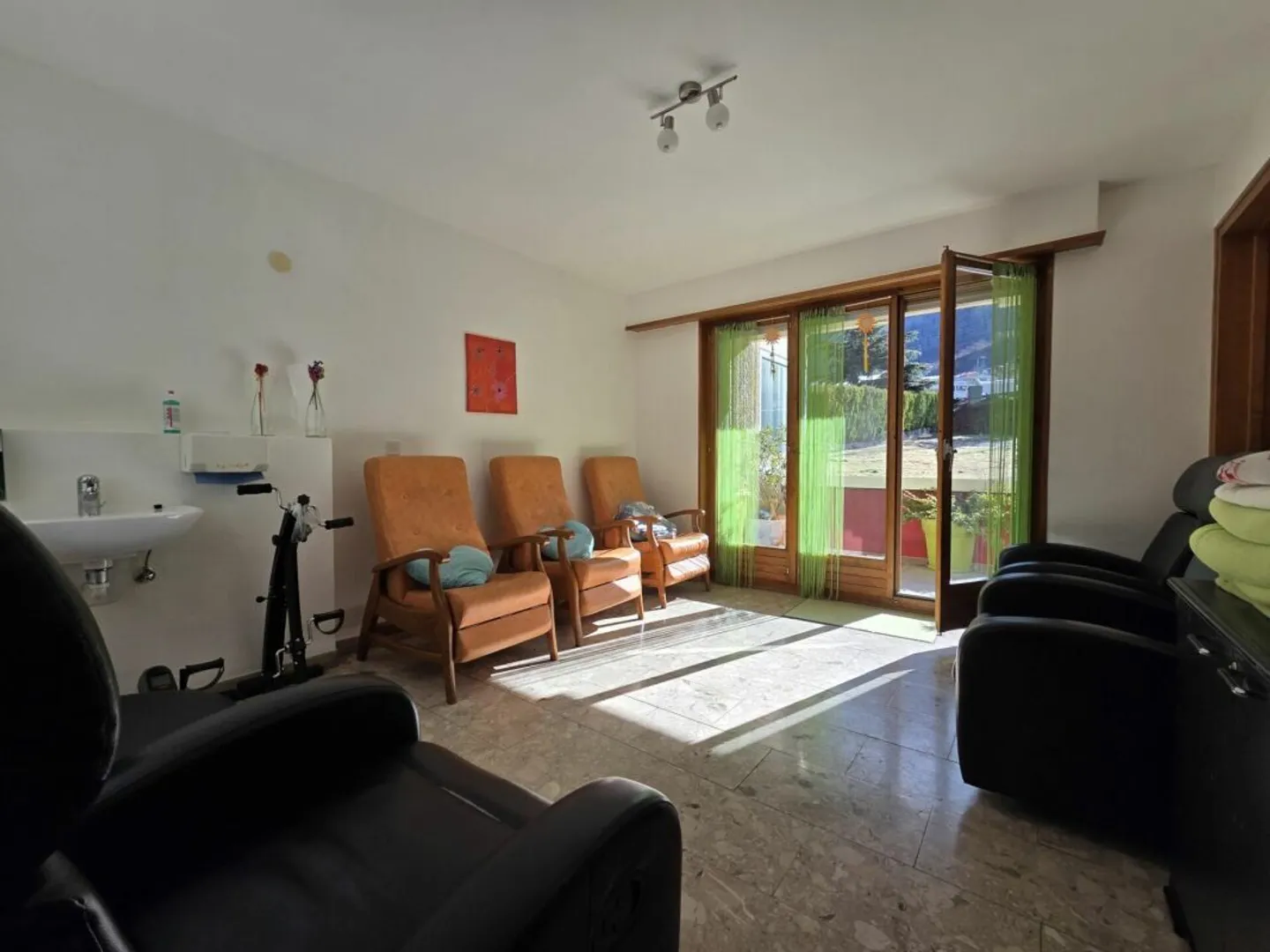 Premises of about 190m2 in the center of Saxon, ideal for medical office - Photo 2 of 9