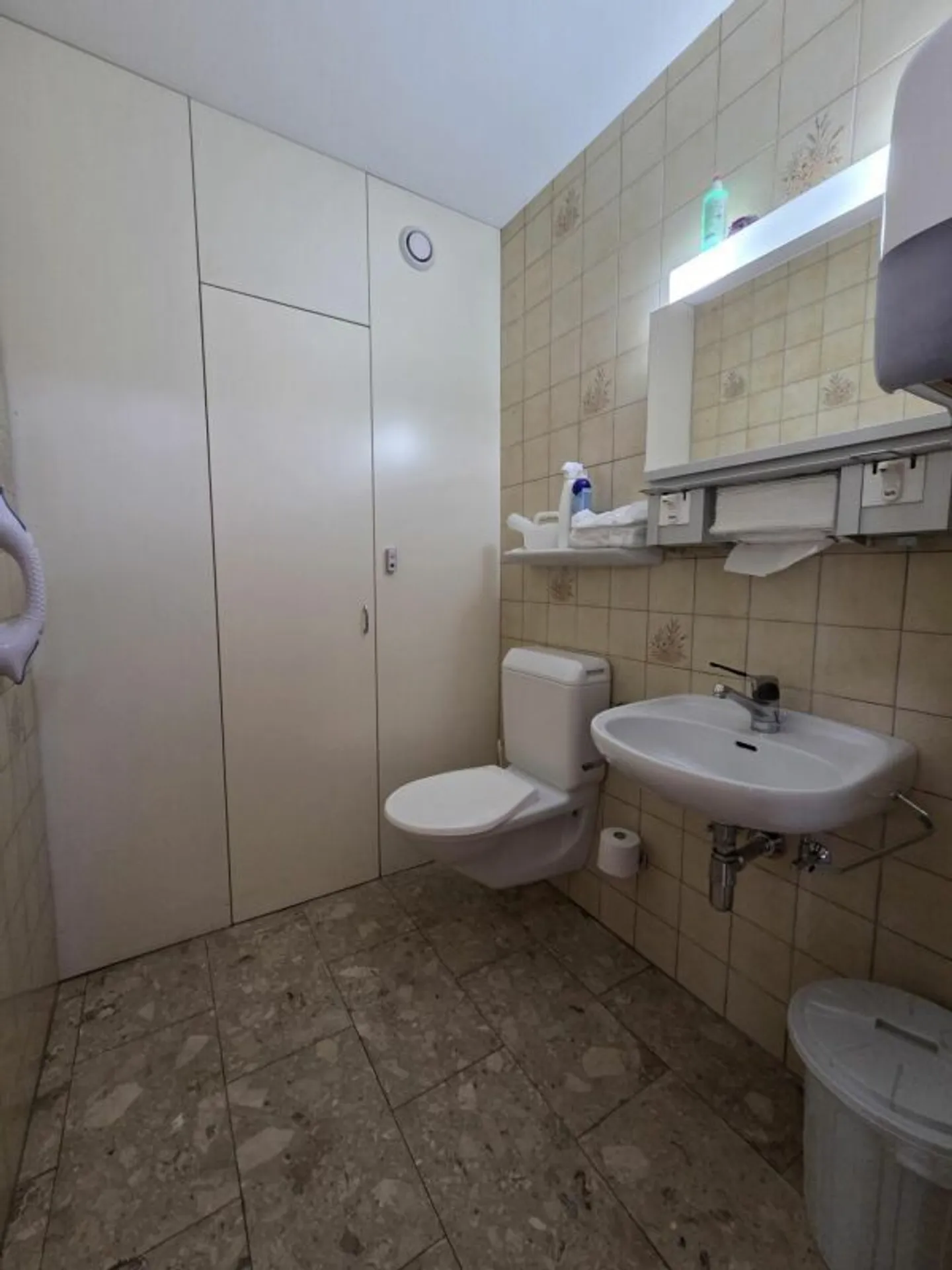 Premises of about 190m2 in the center of Saxon, ideal for medical office - Photo 9 of 9