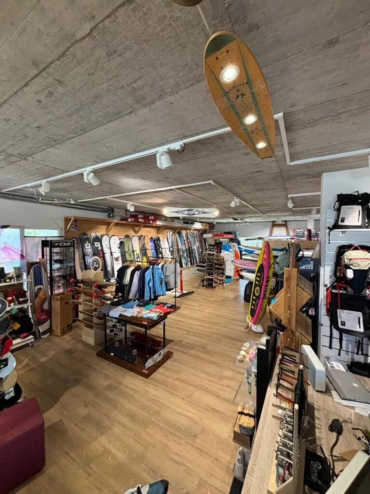 Commercial space of 180m2 in Saint-Sulpice - Photo 1 of 3