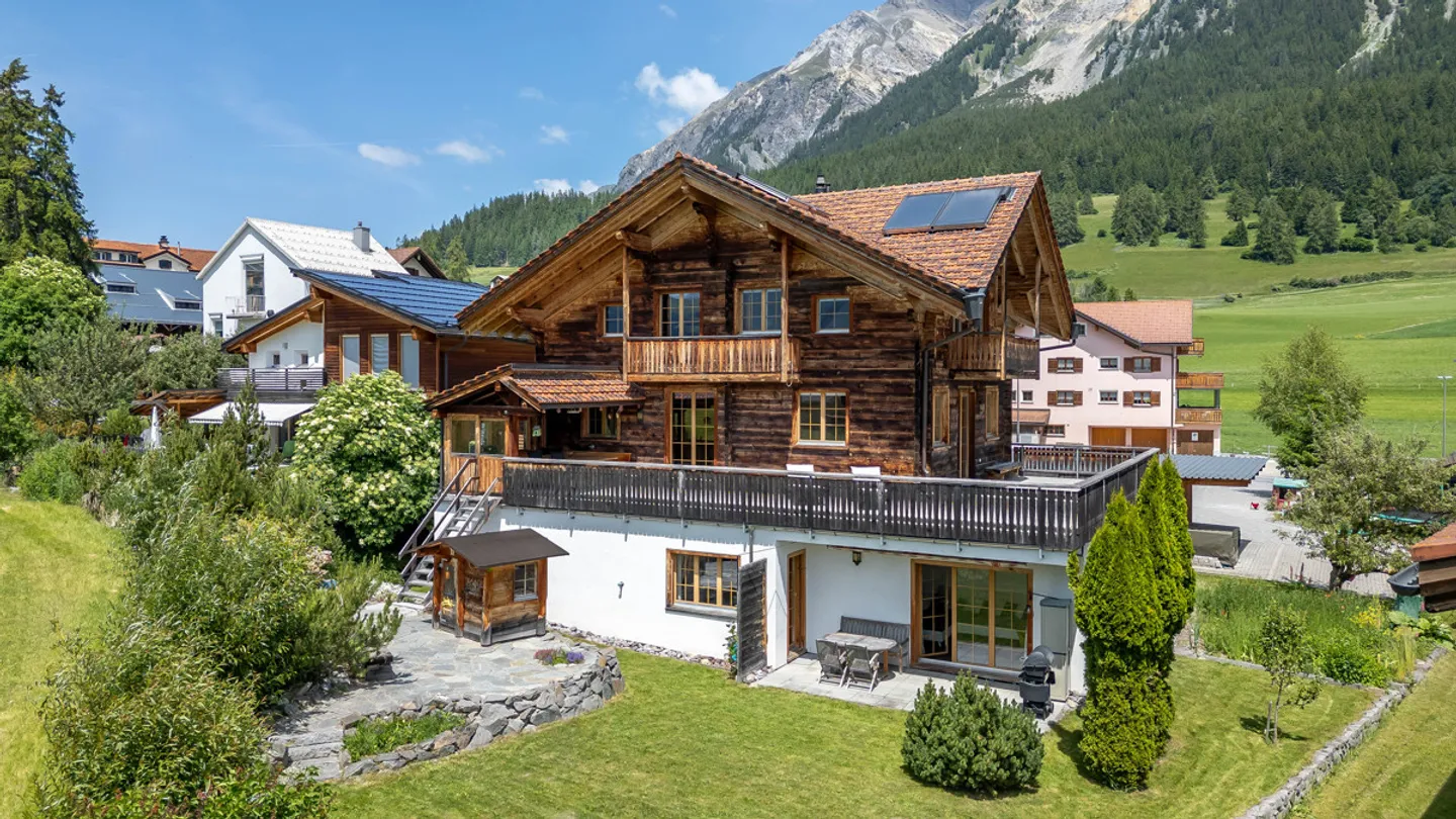 Lantsch/Lenz: Vivere ai margini del villaggio con vista libera sul verde - Foto 1 di 6