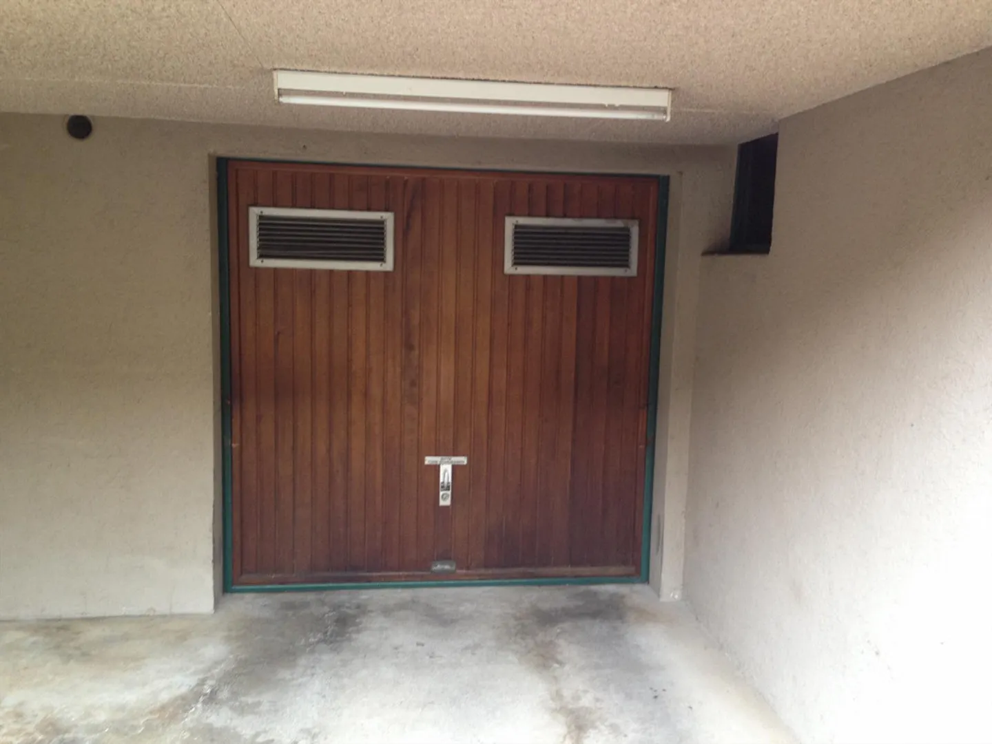 AMENEZ VOTRE VOITURE EN SECURITE - DANS UN PETIT GARAGE PRIVE UN - Photo 2 sur 3