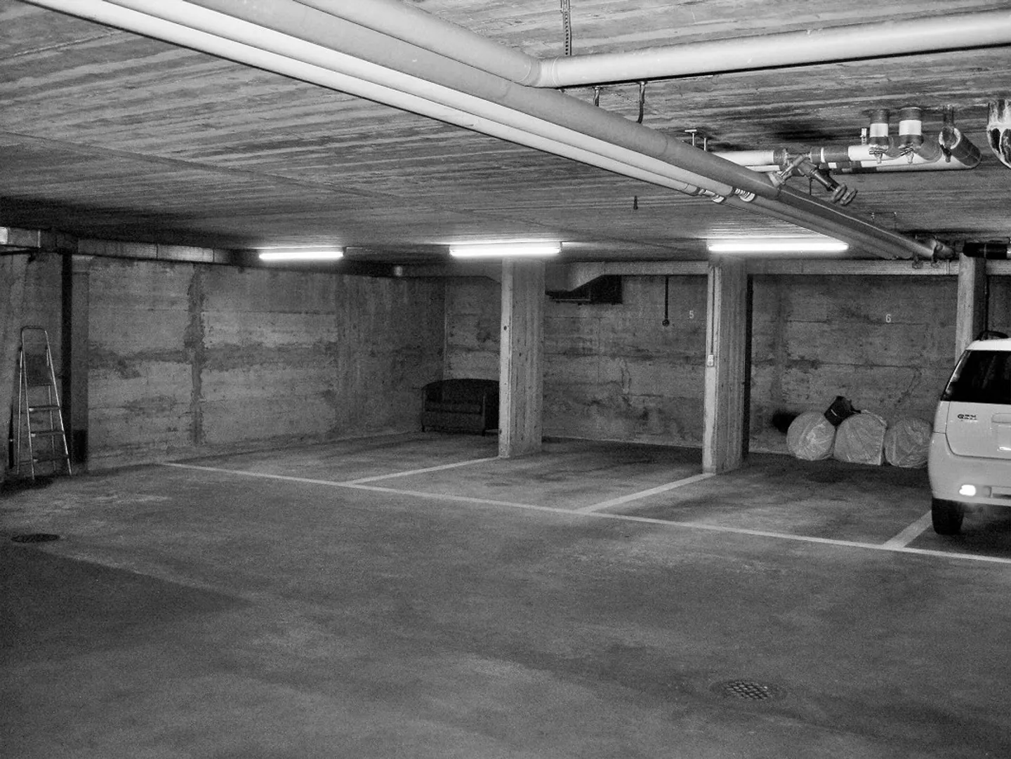 AMENEZ VOTRE VOITURE EN SECURITE - DANS UN PETIT GARAGE PRIVE UN - Photo 3 sur 3