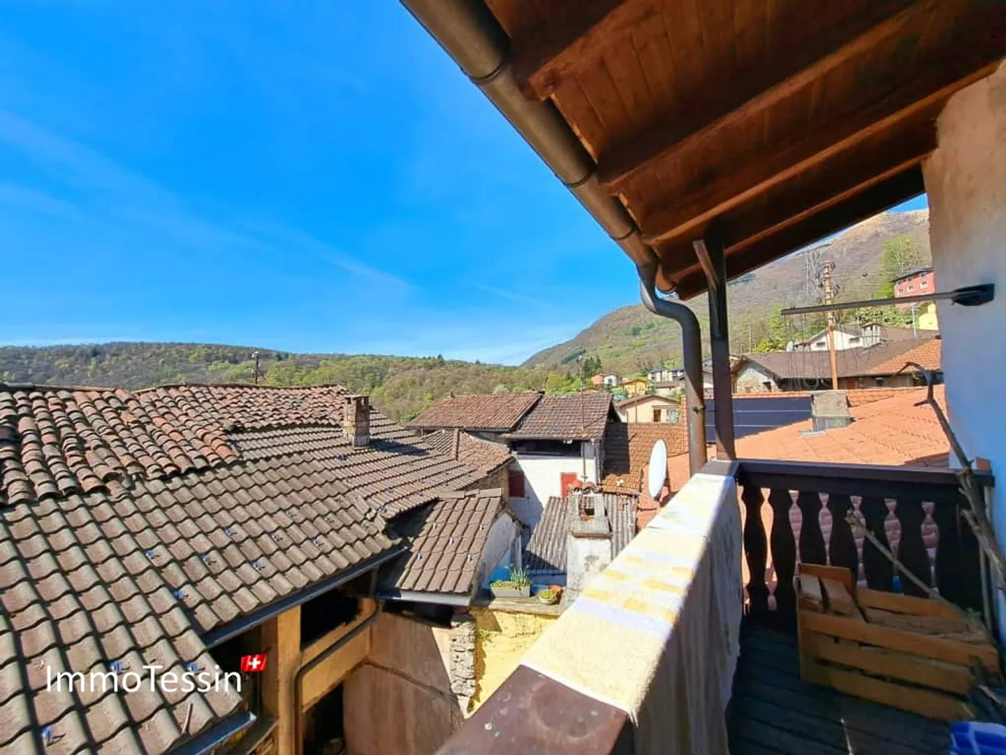 Spaziosa e incantevole casa ticinese Nucleo con 2 appartamenti in una posizione incantevole con vista sulle montagne ticinesi - Foto 1 di 13