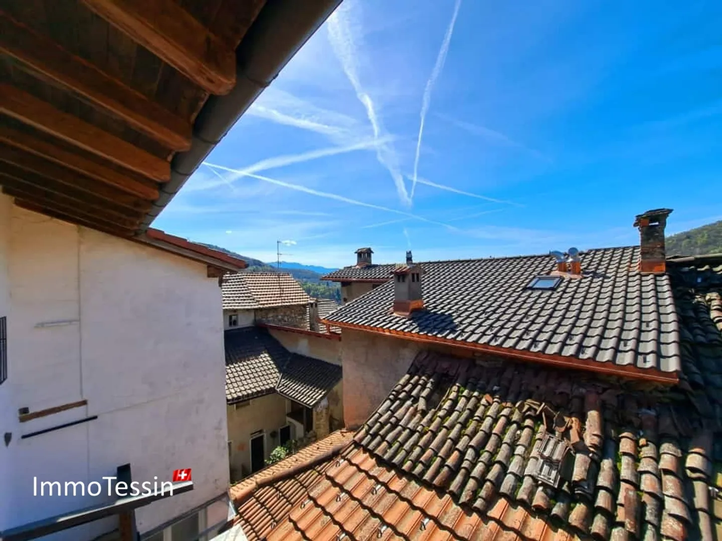 Spaziosa e incantevole casa ticinese Nucleo con 2 appartamenti in una posizione incantevole con vista sulle montagne ticinesi - Foto 2 di 13
