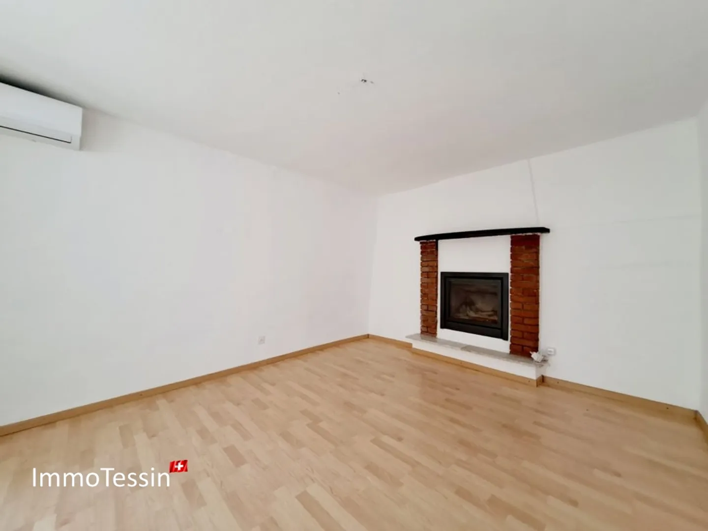 Spaziosa e incantevole casa ticinese Nucleo con 2 appartamenti in una posizione incantevole con vista sulle montagne ticinesi - Foto 8 di 13