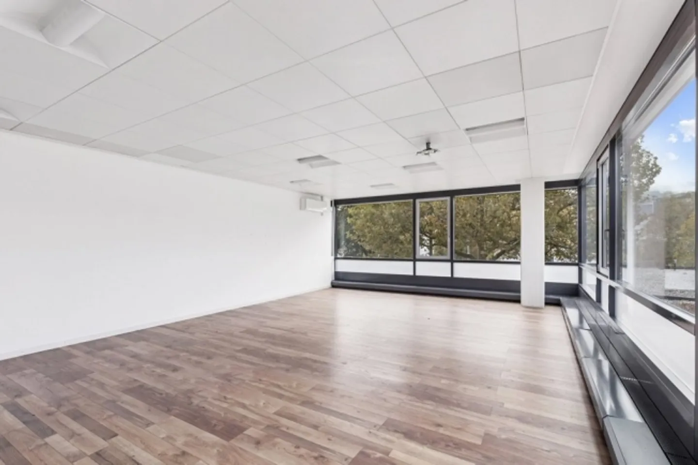 Attractive workplace in a well-connected location - Photo 1 of 7