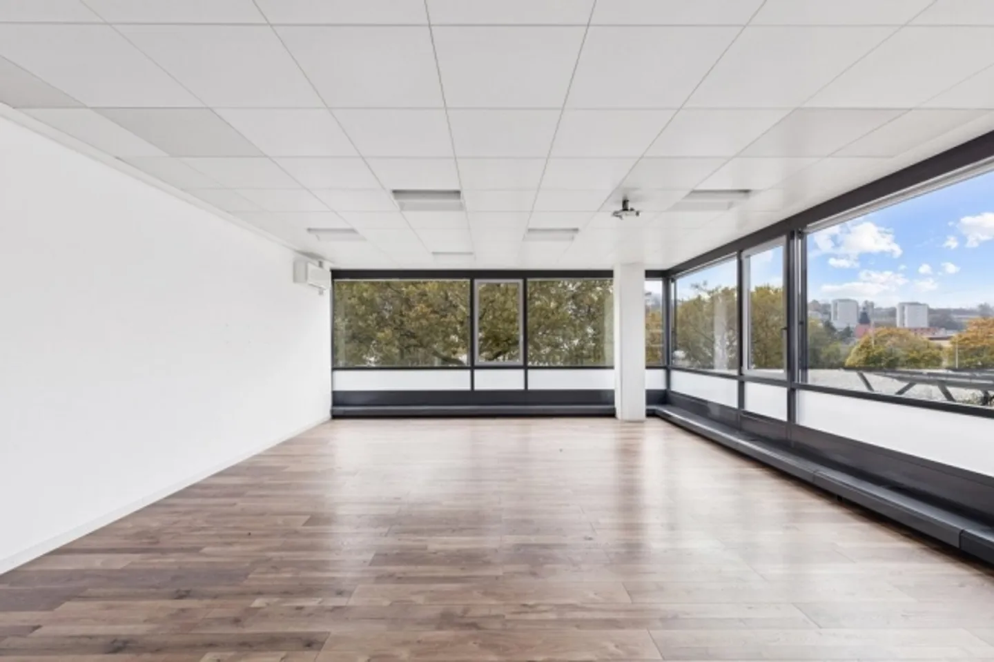 Attractive workplace in a well-connected location - Photo 2 of 7