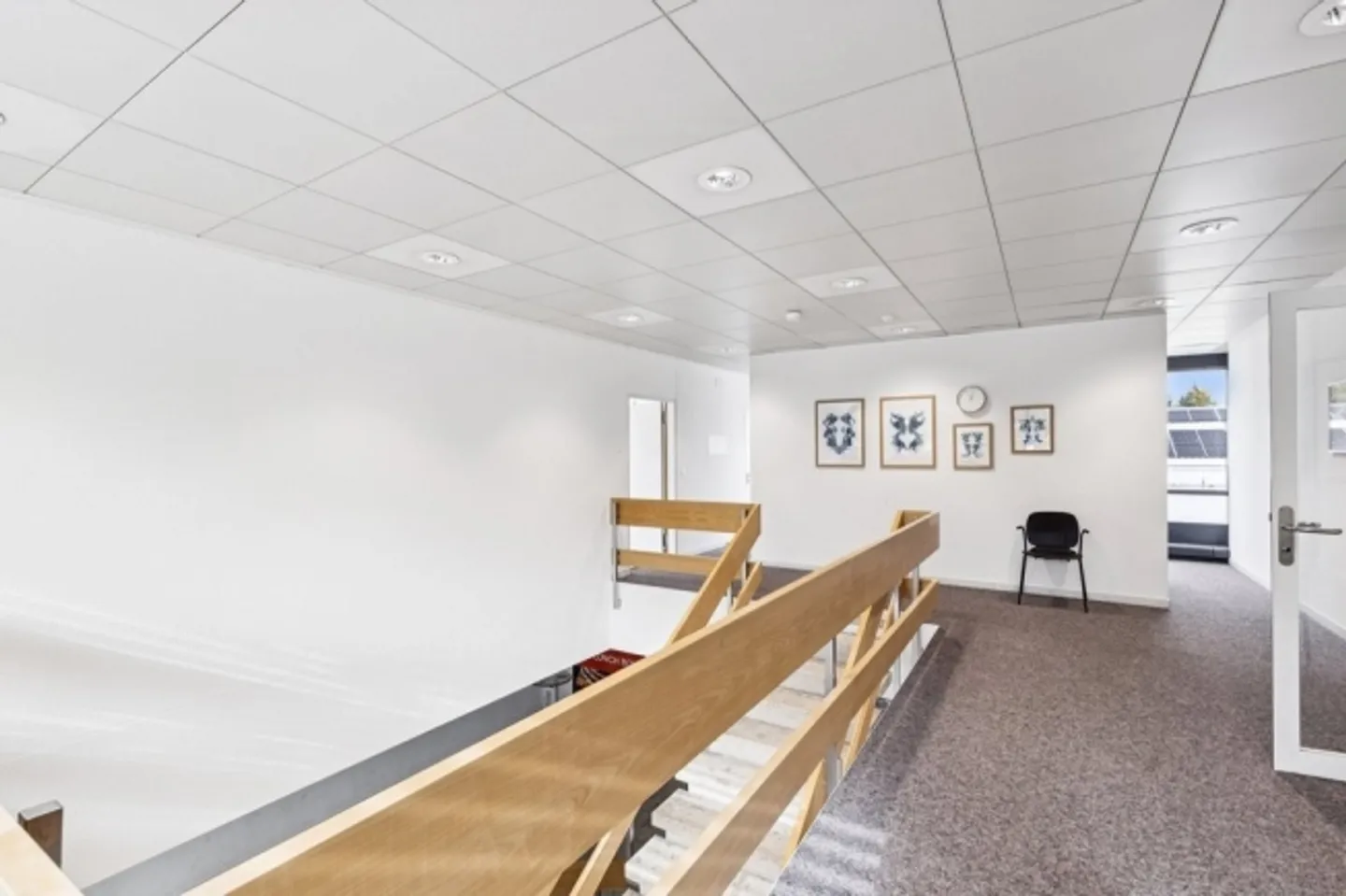 Attractive workplace in a well-connected location - Photo 3 of 7