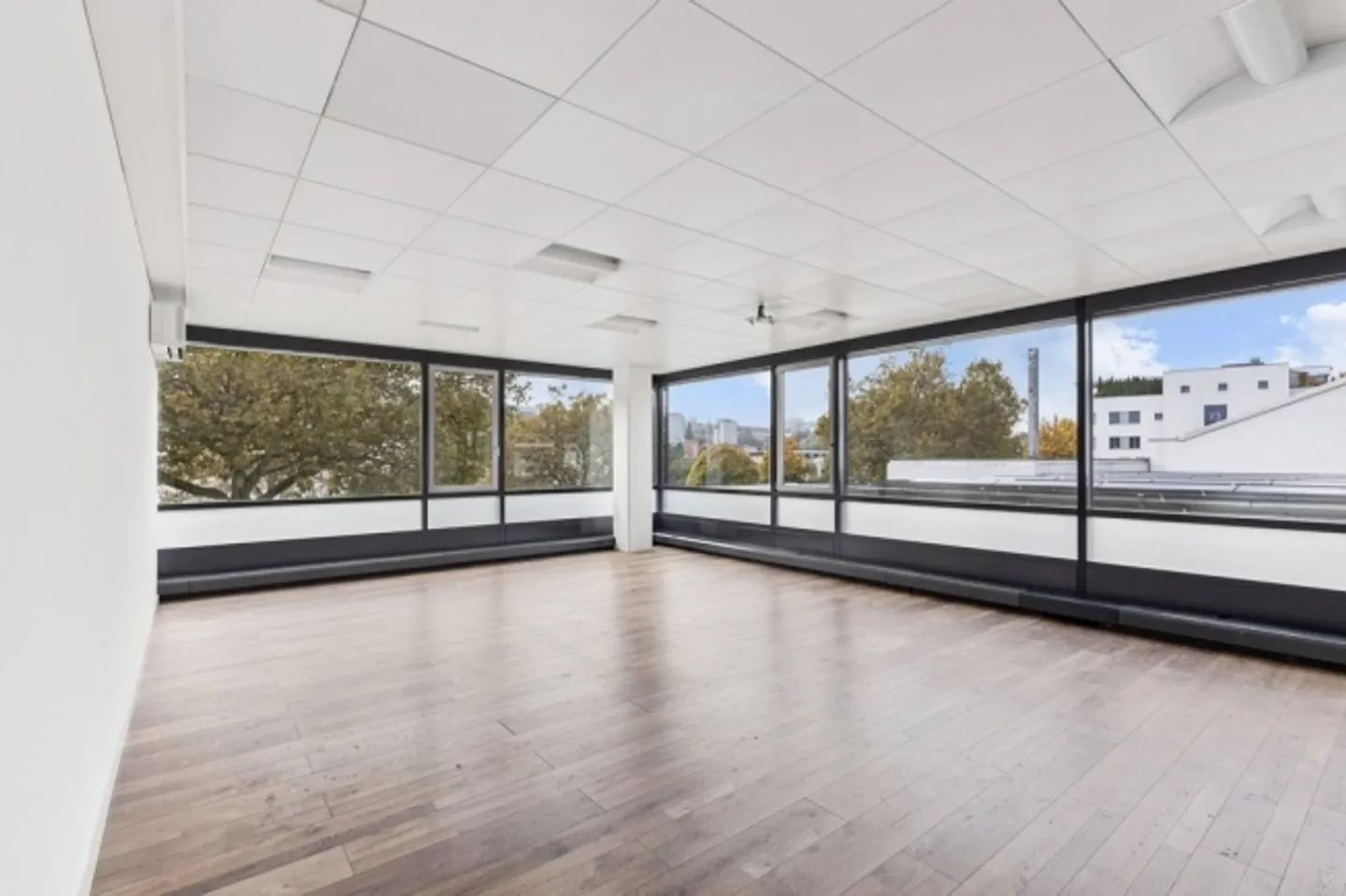 Attractive workplace in a well-connected location - Photo 5 of 7