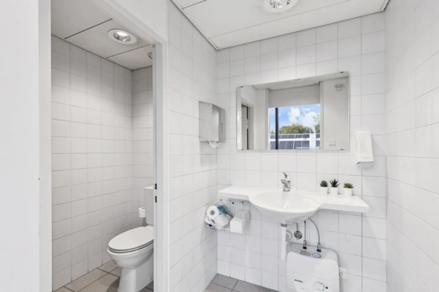 Attractive workplace in a well-connected location - Photo 6 of 7