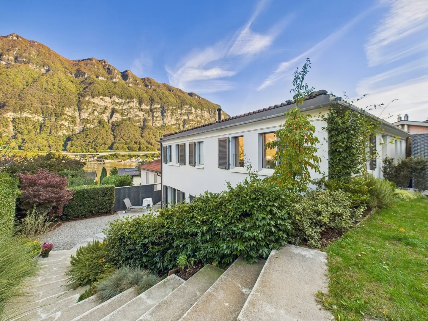 Helles Einfamilienhaus mit 5.5 Zimmern in Riva San Vitale, TI - Foto 2 di 13