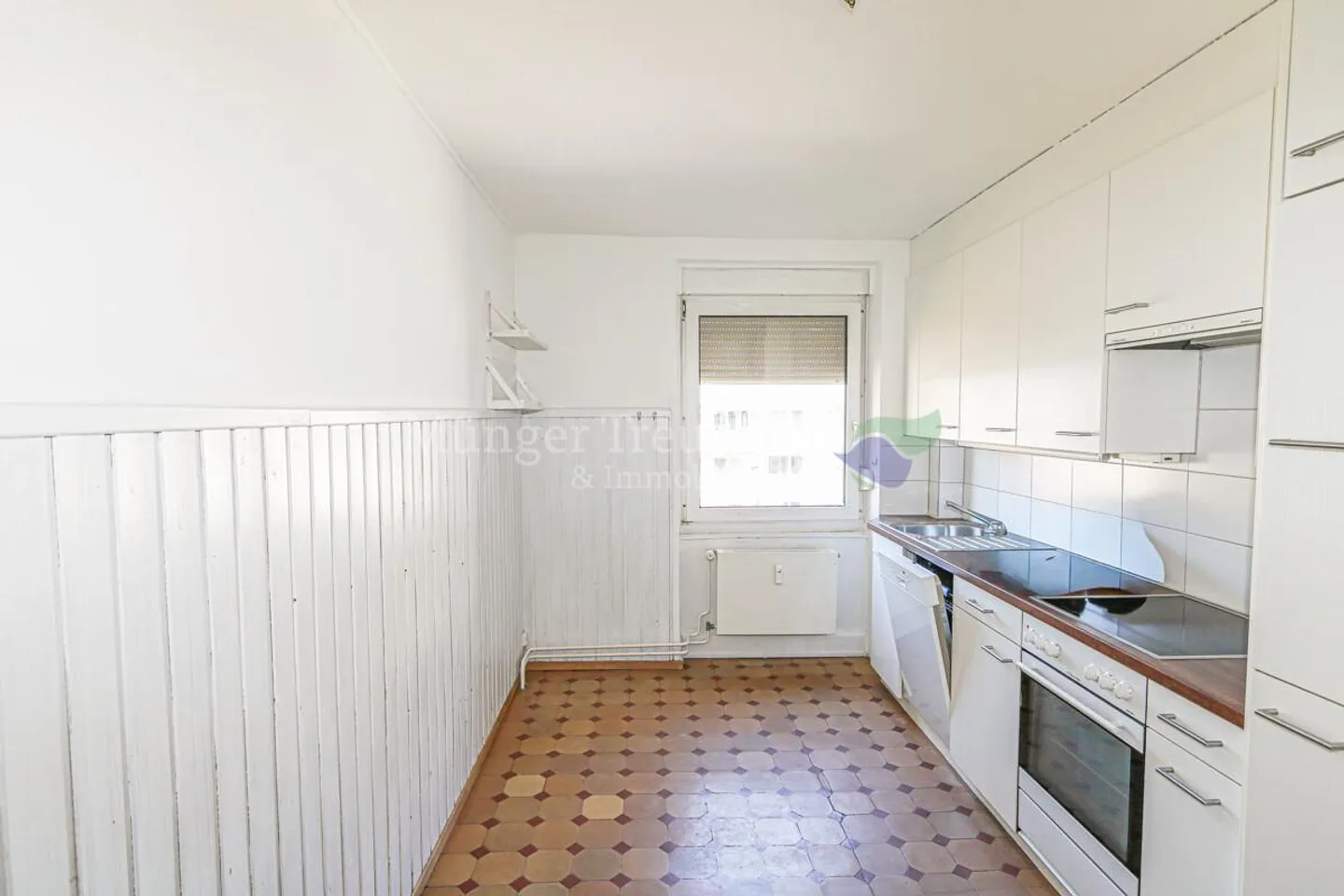 Charming 4-room attic apartment with balcony in Basel - Photo 3 of 10