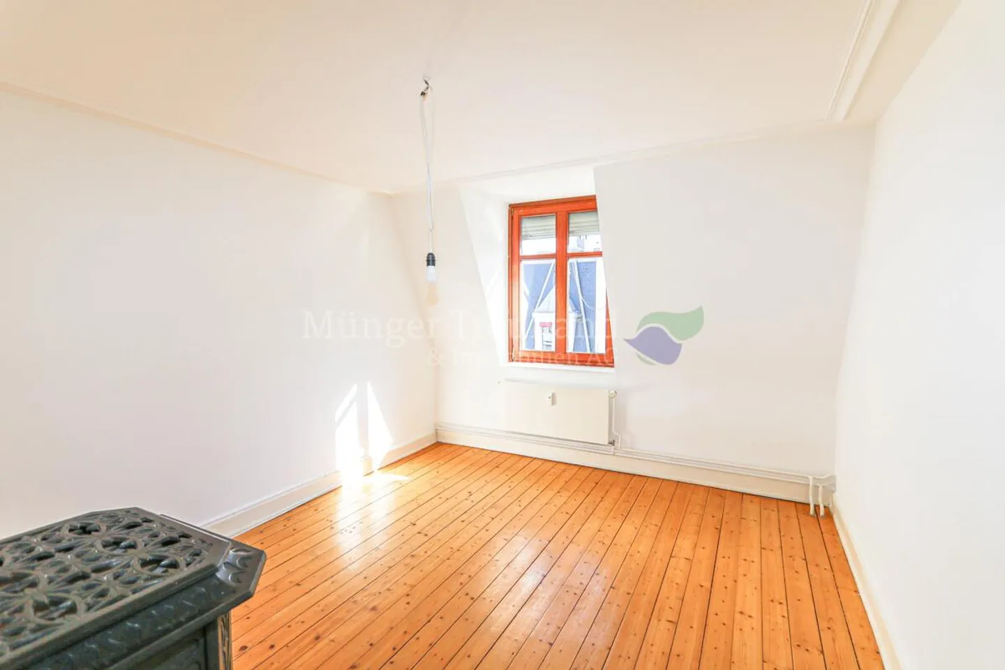 Charming 4-room attic apartment with balcony in Basel - Photo 4 of 10