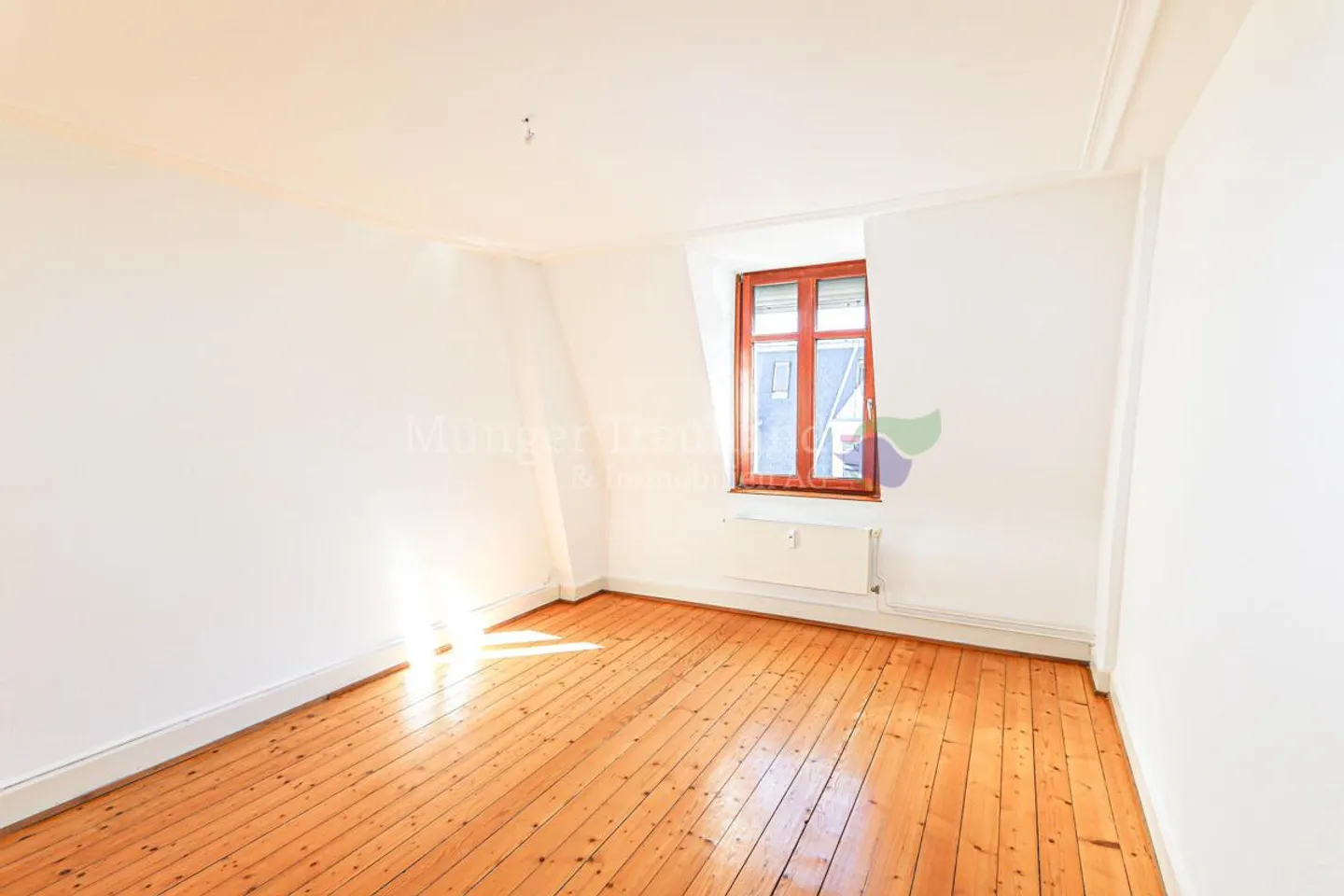 Charming 4-room attic apartment with balcony in Basel - Photo 5 of 10